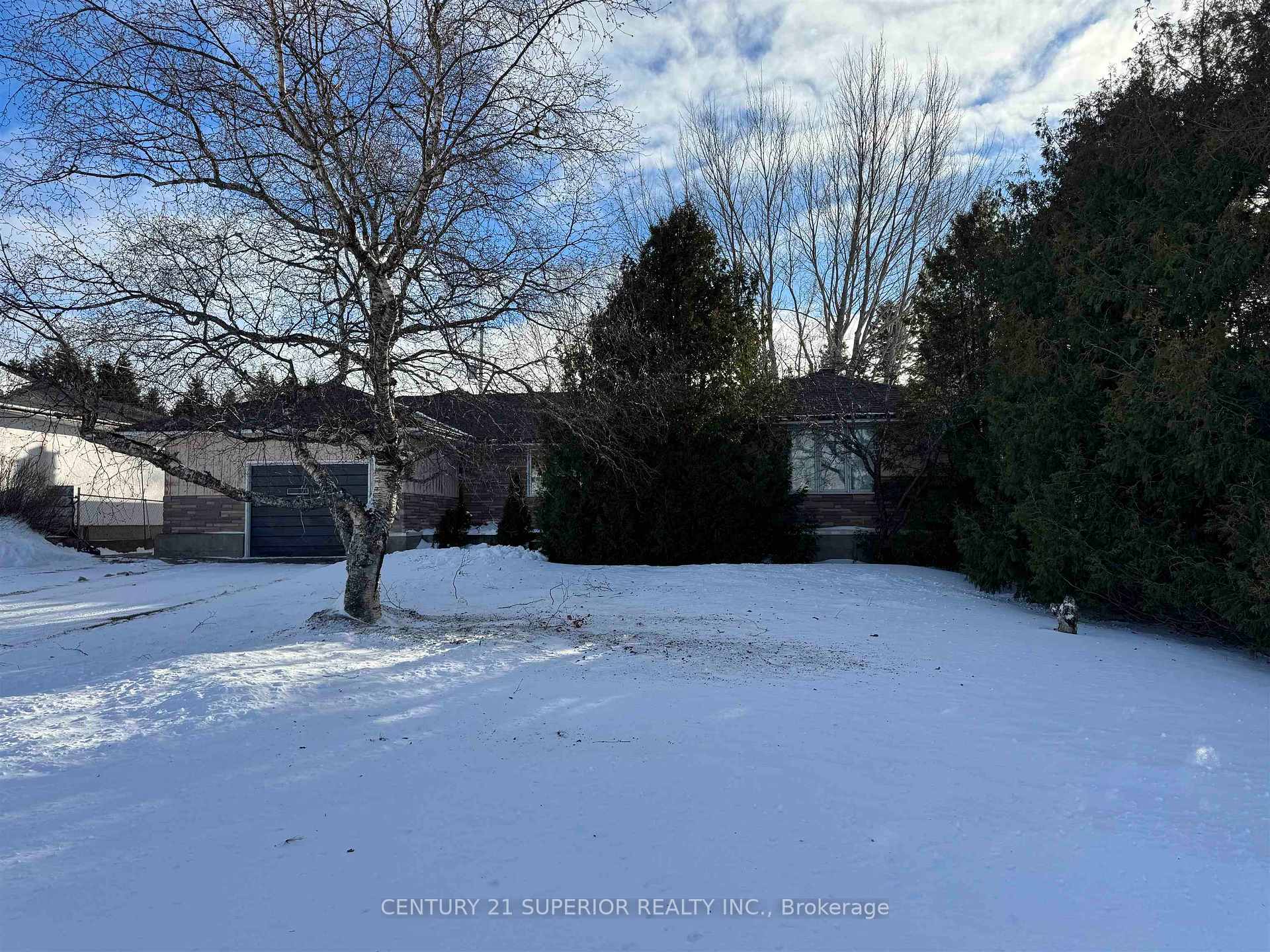 Photo 4 of 5 Sund Cres, Marathon — HOMEH