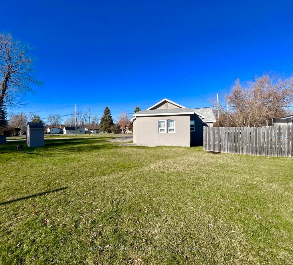 Photo 2 of 1007 Sunset Drive, Fort Frances — HOMEH