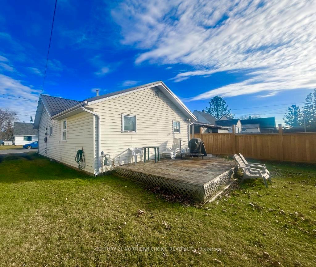 Photo 2 of 917 Phair Avenue, Fort Frances — HOMEH