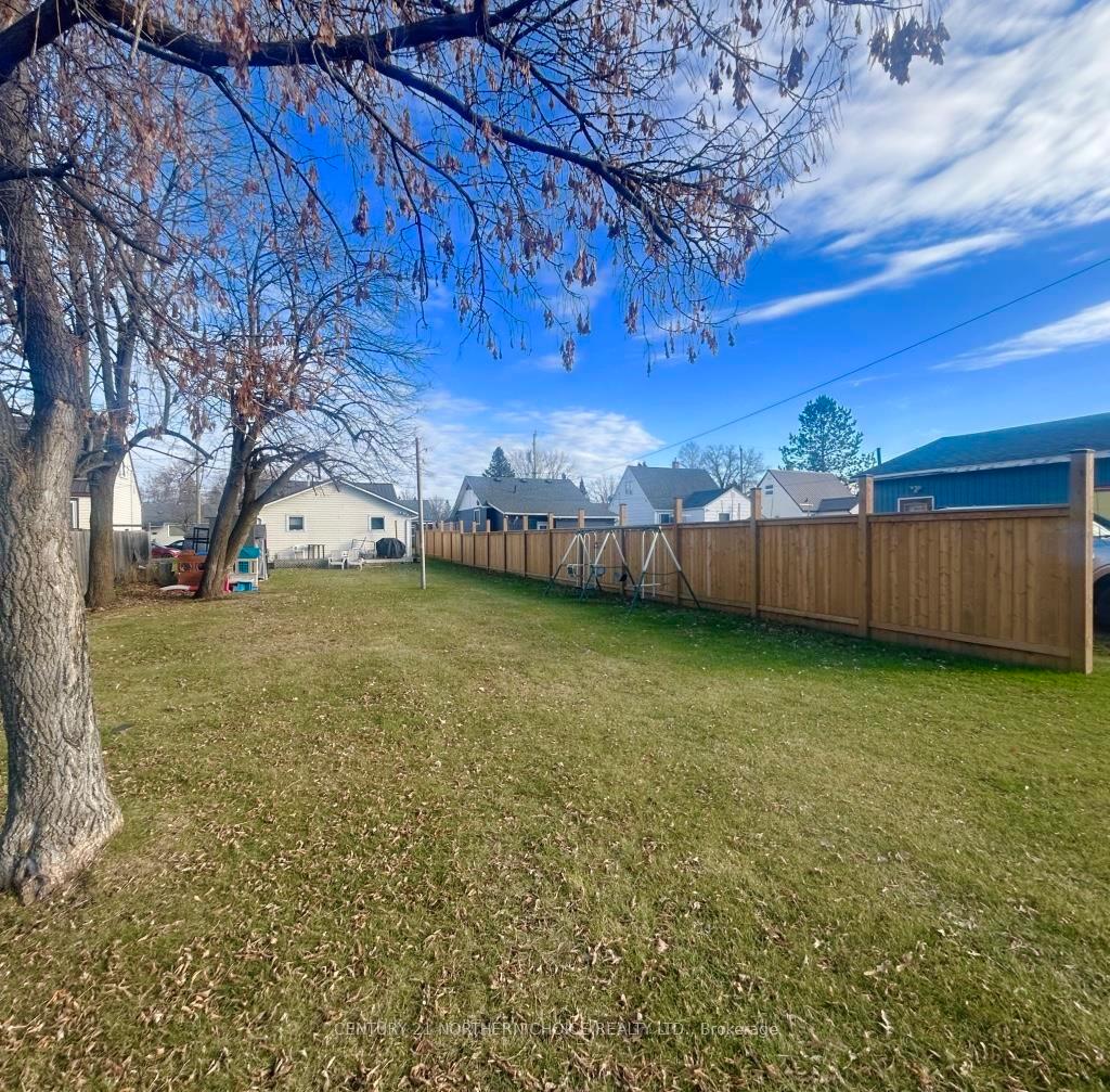 Photo 3 of 917 Phair Avenue, Fort Frances — HOMEH