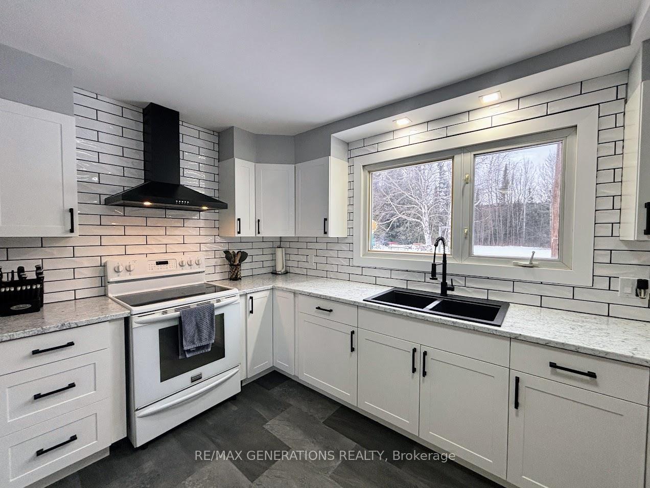 Photo 2 of 32 Mona Drive, Manitouwadge — HOMEH