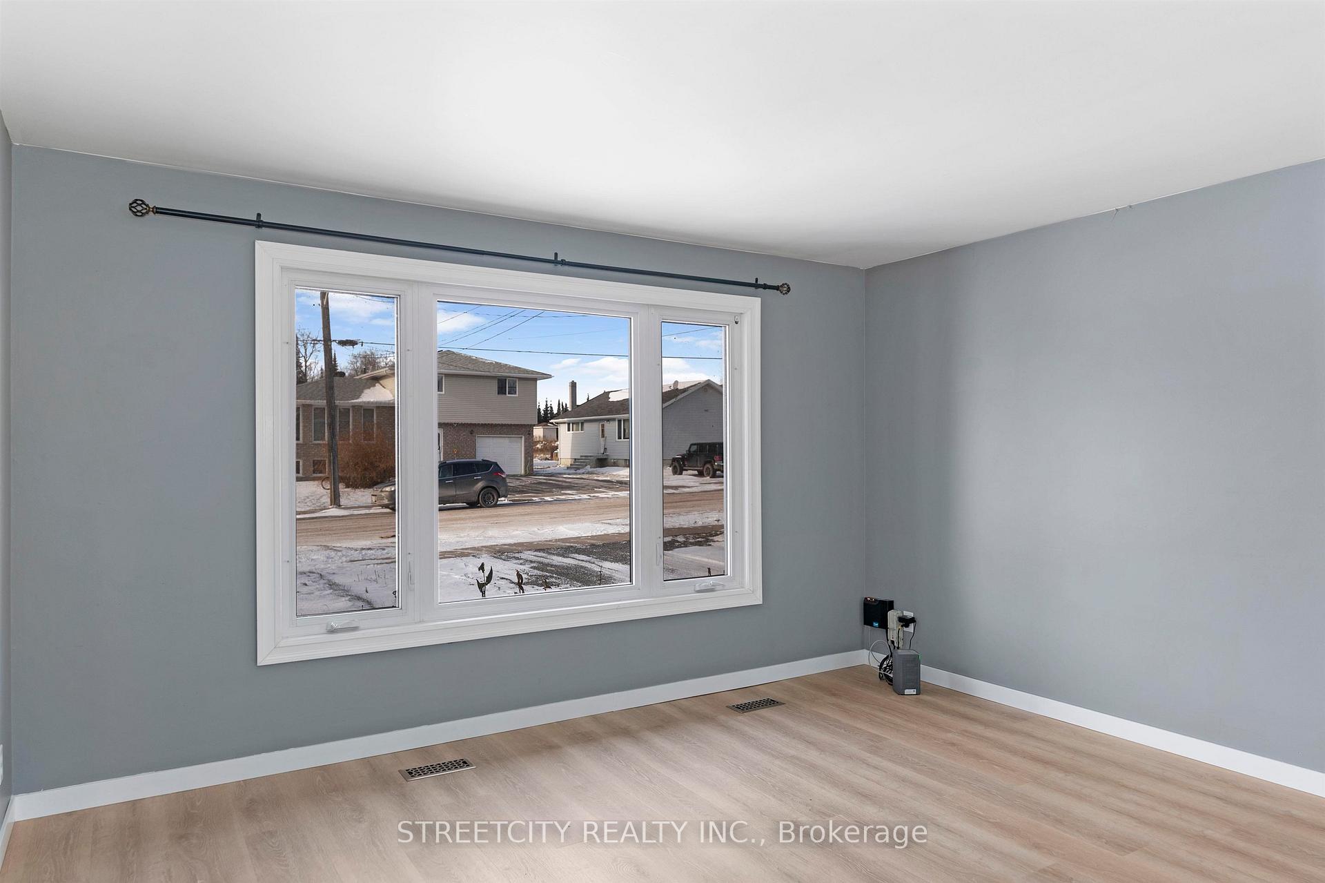 Photo 3 of 786 Moore Avenue, Thunder Bay, John Street North — HOMEH