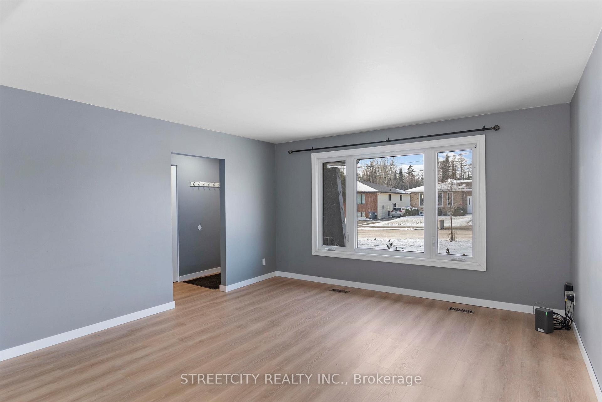 Photo 4 of 786 Moore Avenue, Thunder Bay, John Street North — HOMEH