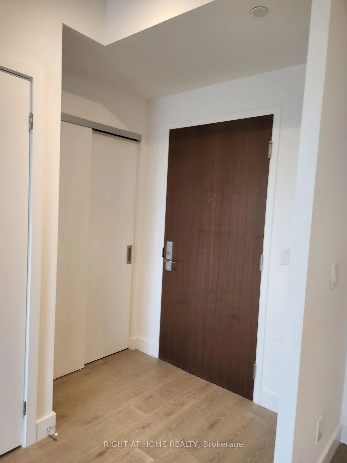 Photo 3 of Unit 418, 160 Kingsway Crescent, Etobicoke, Edenbridge-Humber Valley — HOMEH