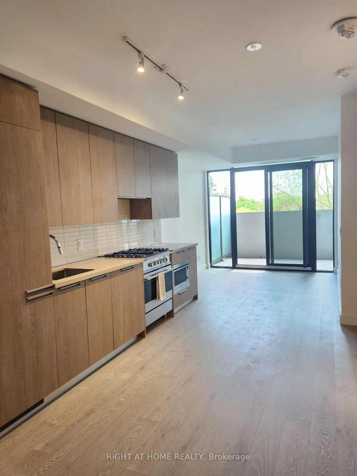 Photo 5 of Unit 418, 160 Kingsway Crescent, Etobicoke, Edenbridge-Humber Valley — HOMEH