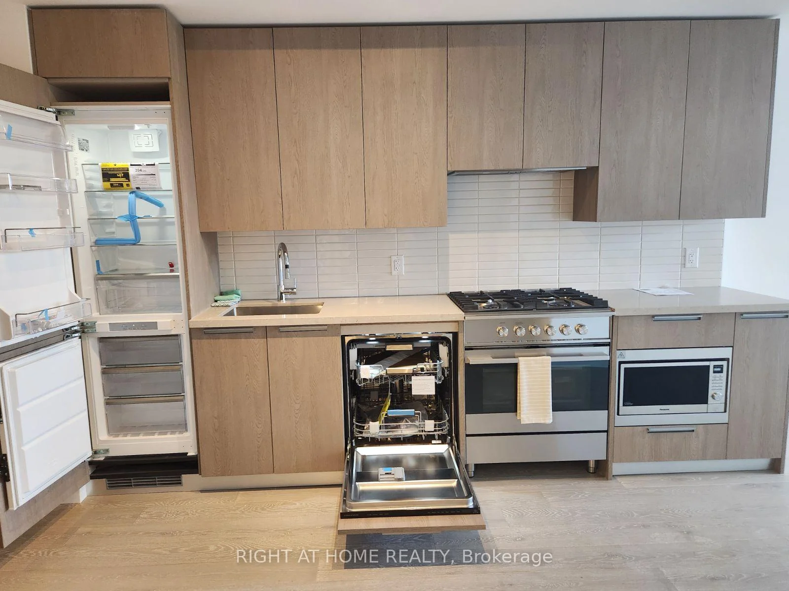 Photo 6 of Unit 418, 160 Kingsway Crescent, Etobicoke, Edenbridge-Humber Valley — HOMEH