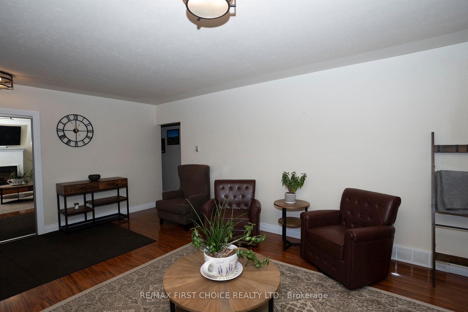 Photo 8 of 205 Windemere Avenue N, Thunder Bay, College Heights — HOMEH