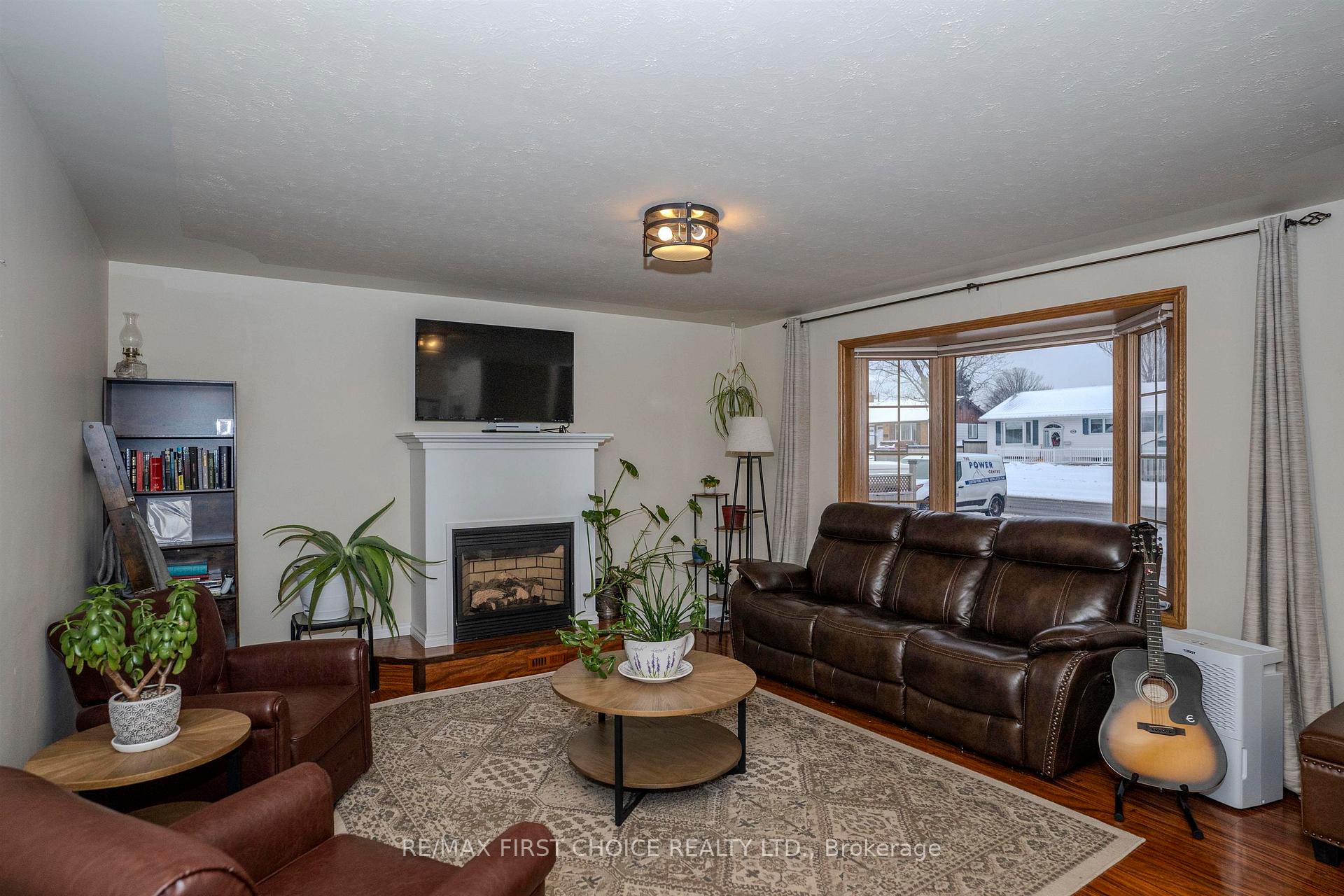 Photo 11 of 205 Windemere Avenue N, Thunder Bay, College Heights — HOMEH