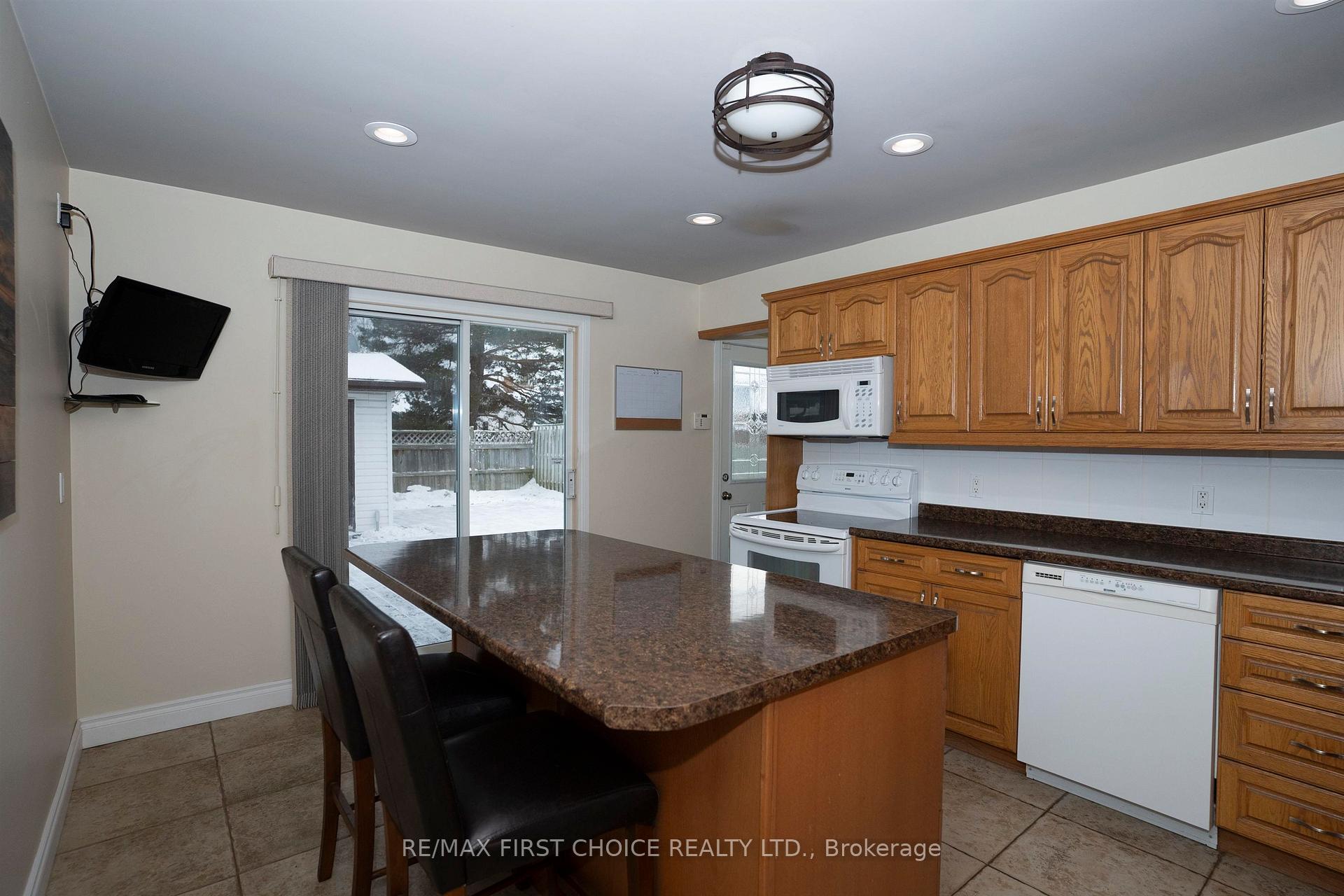 Photo 12 of 205 Windemere Avenue N, Thunder Bay, College Heights — HOMEH