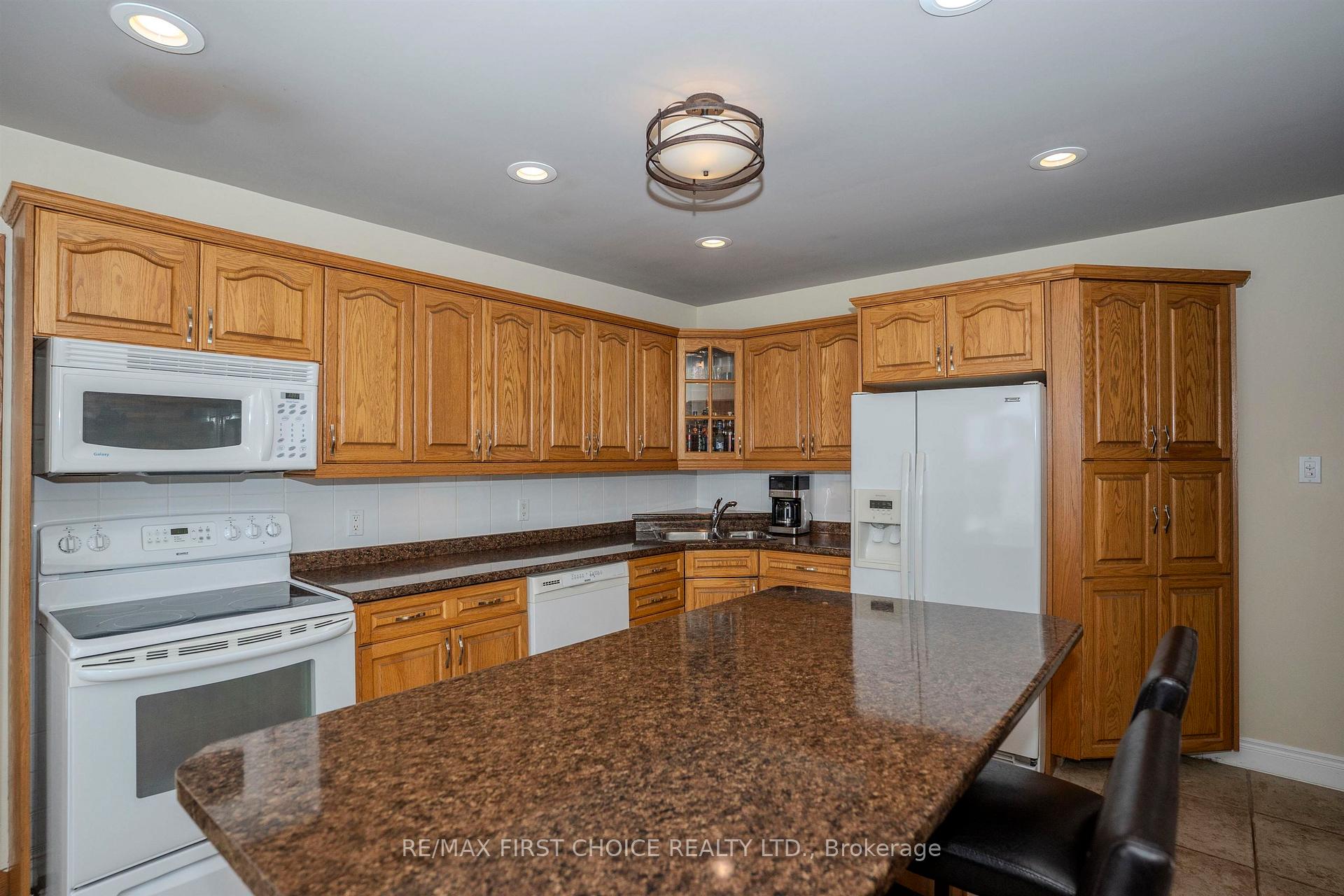 Photo 13 of 205 Windemere Avenue N, Thunder Bay, College Heights — HOMEH