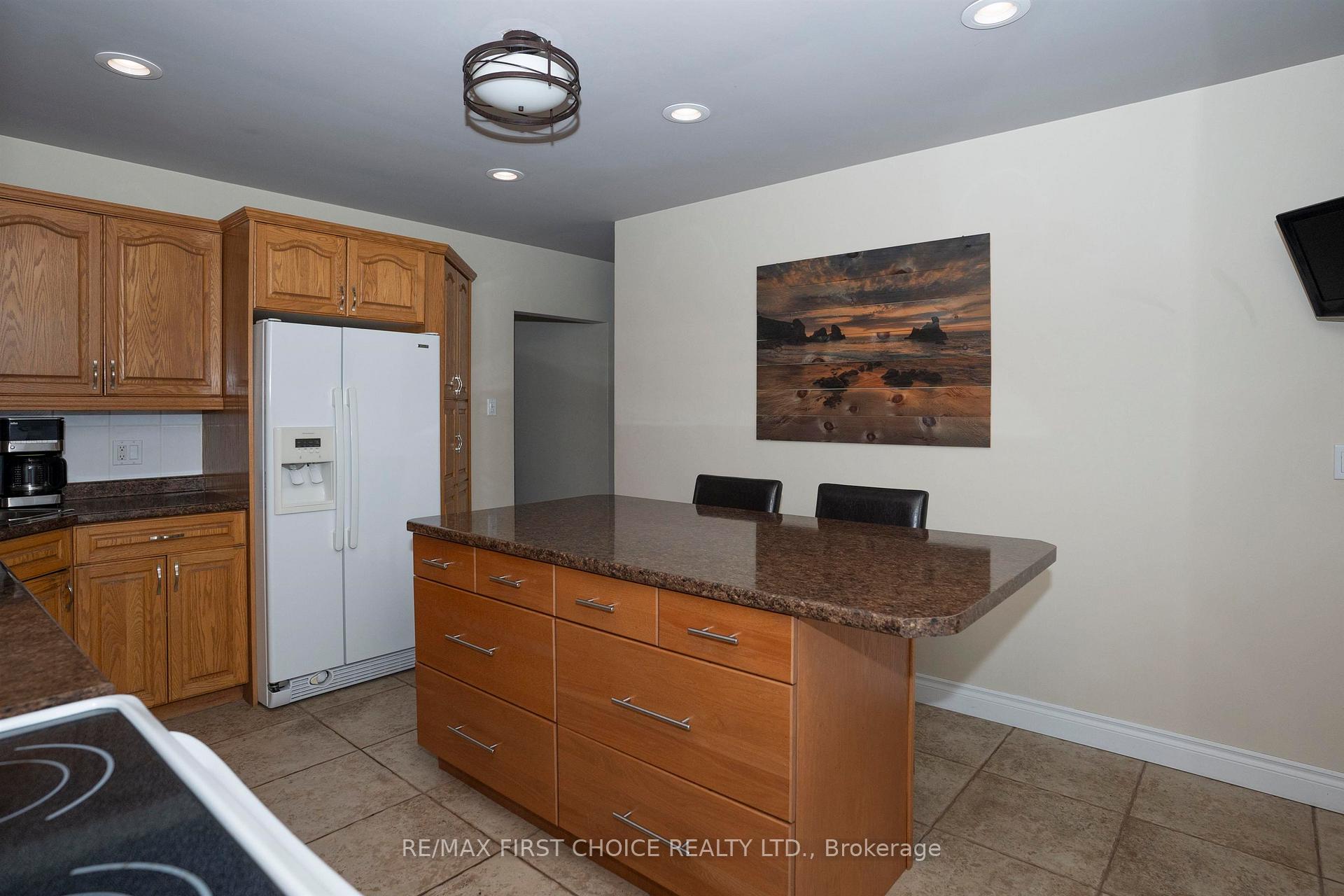 Photo 15 of 205 Windemere Avenue N, Thunder Bay, College Heights — HOMEH