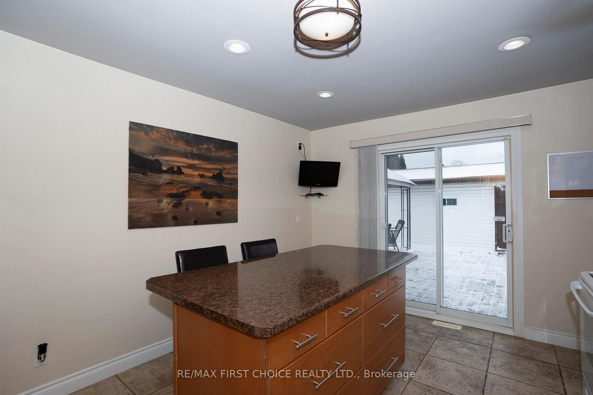 Photo 16 of 205 Windemere Avenue N, Thunder Bay, College Heights — HOMEH