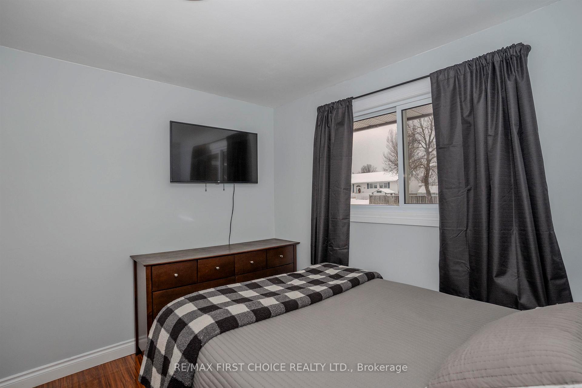 Photo 27 of 205 Windemere Avenue N, Thunder Bay, College Heights — HOMEH