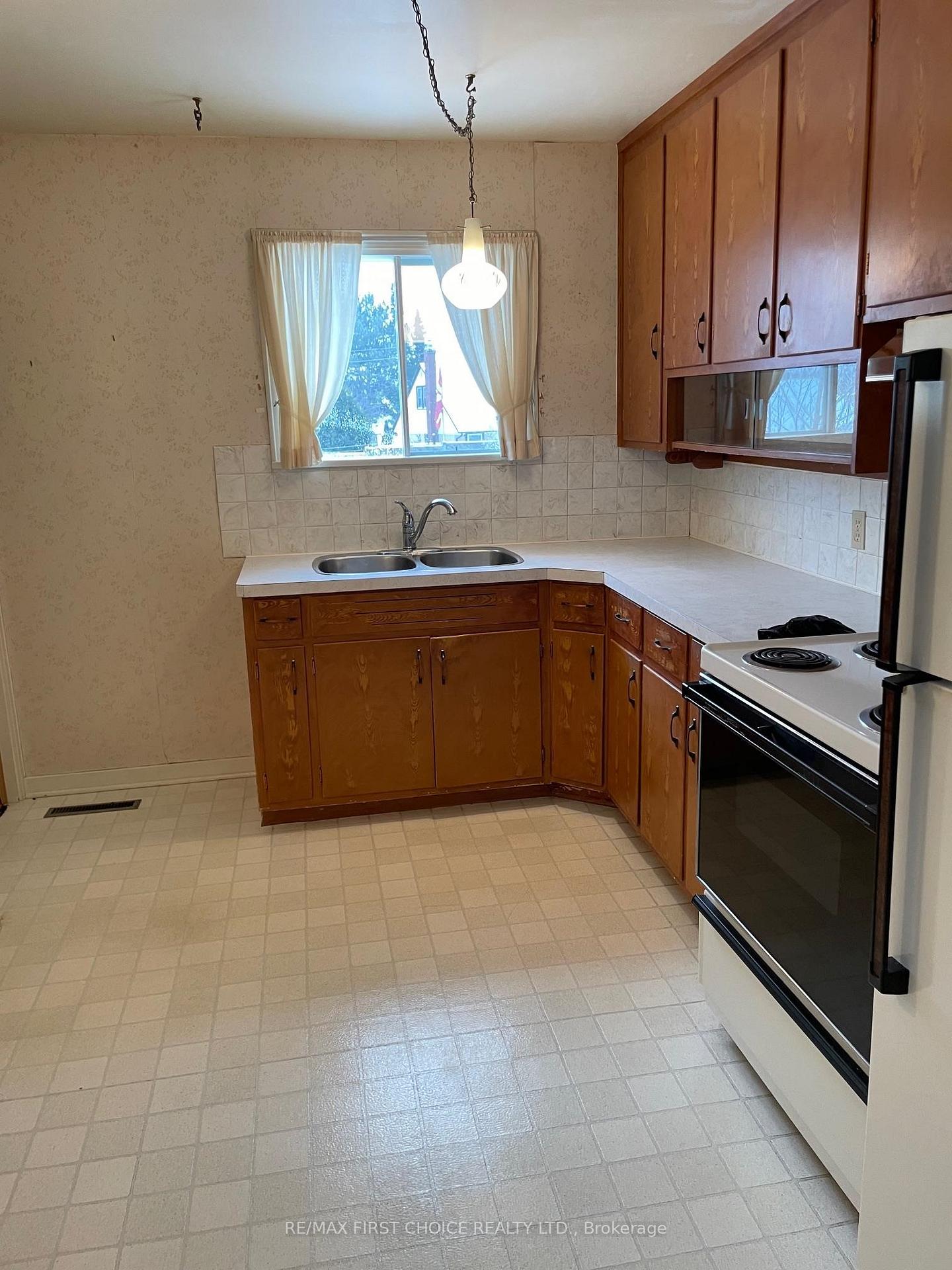Photo 3 of 257 Arundel Street, Thunder Bay, Current River — HOMEH