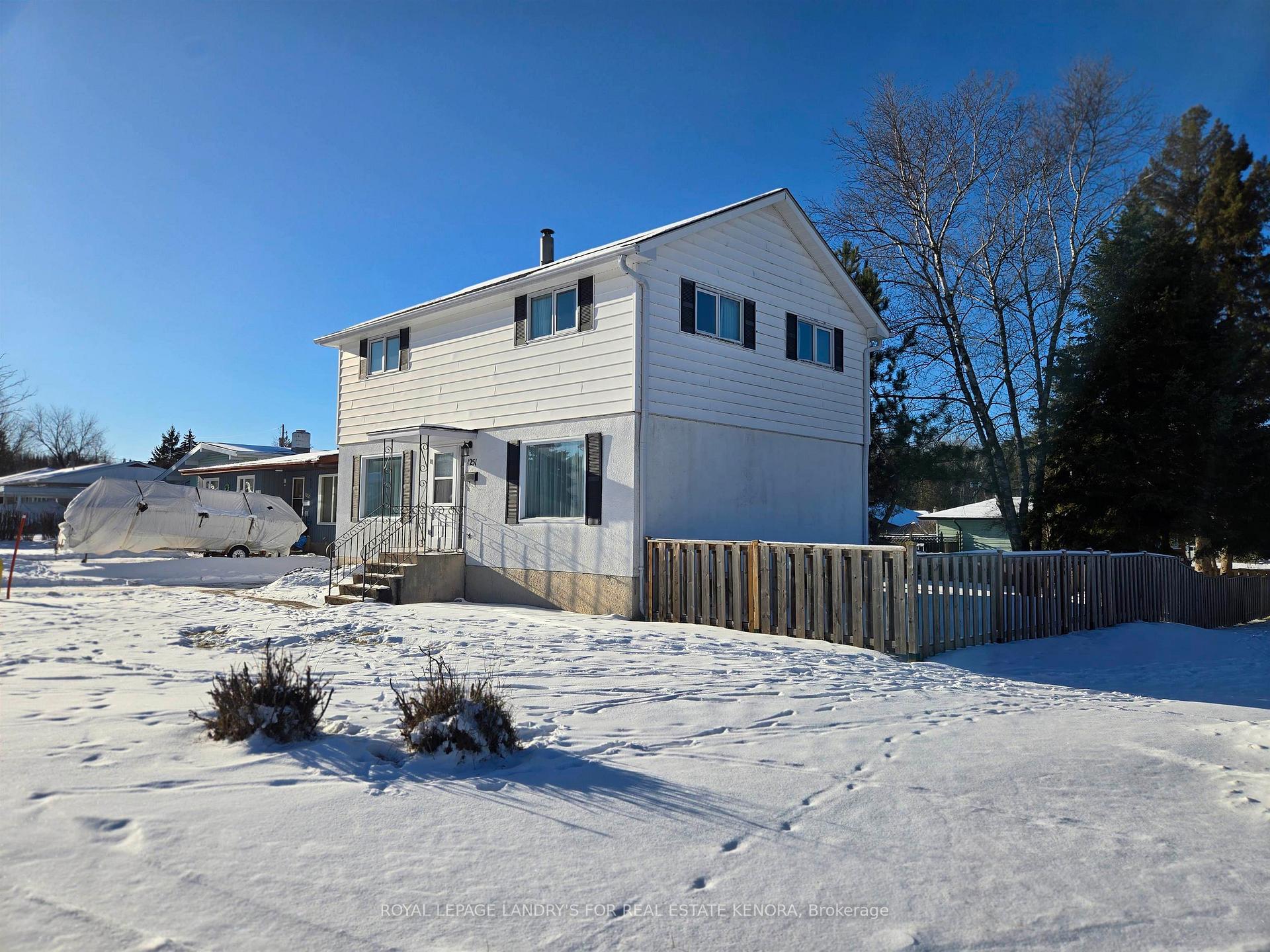 Photo 2 of 1251 Heenan Place, Kenora, Pinecrest — HOMEH