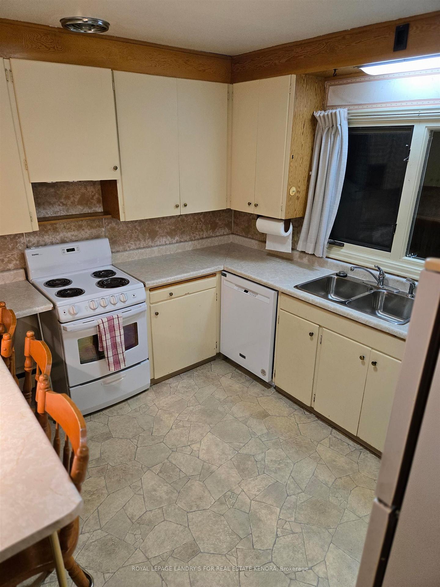 Photo 5 of 1251 Heenan Place, Kenora, Pinecrest — HOMEH