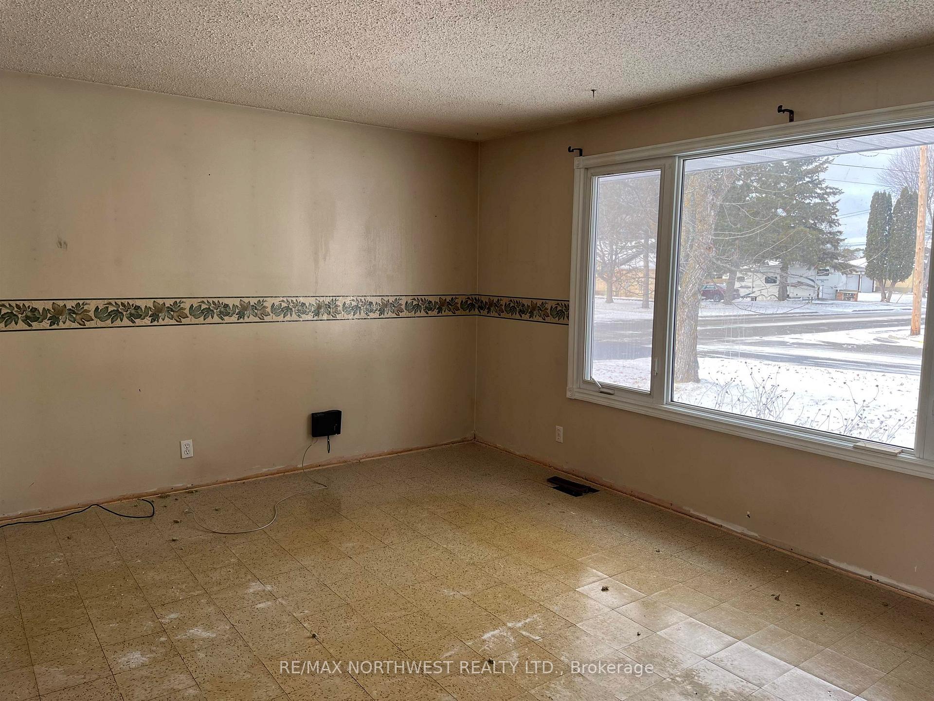 Photo 5 of 725 Second St W, Fort Frances — HOMEH