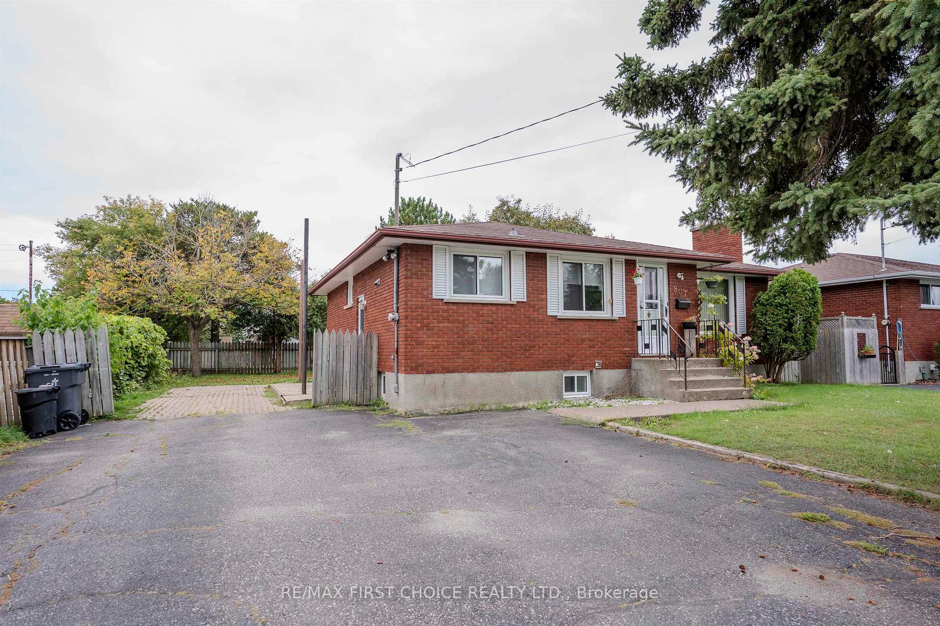 Photo 3 of 807 Superior Avenue, Thunder Bay, Shuniah — HOMEH