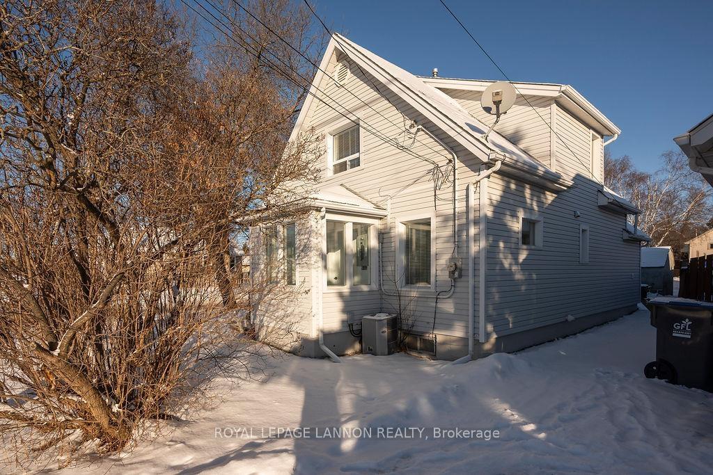 Photo 2 of 598 Van Norman Street, Thunder Bay, College Heights — HOMEH