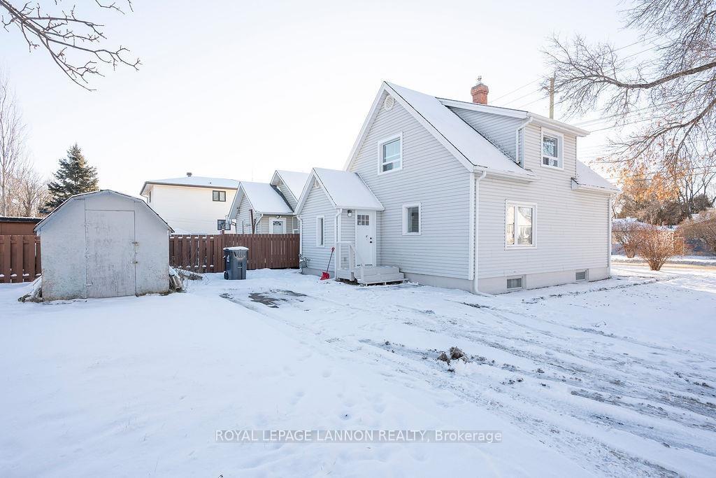 Photo 3 of 598 Van Norman Street, Thunder Bay, College Heights — HOMEH