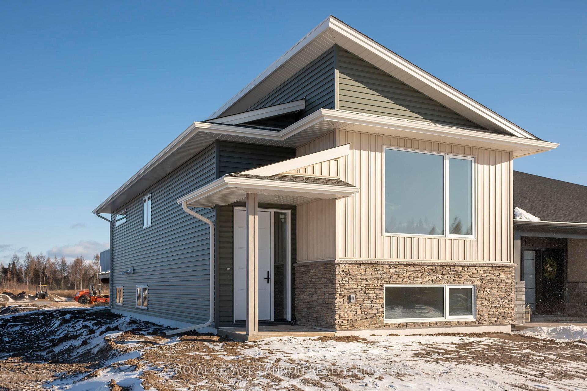 Photo 2 of 202 Bruin Crescent, Thunder Bay, Parkdale — HOMEH