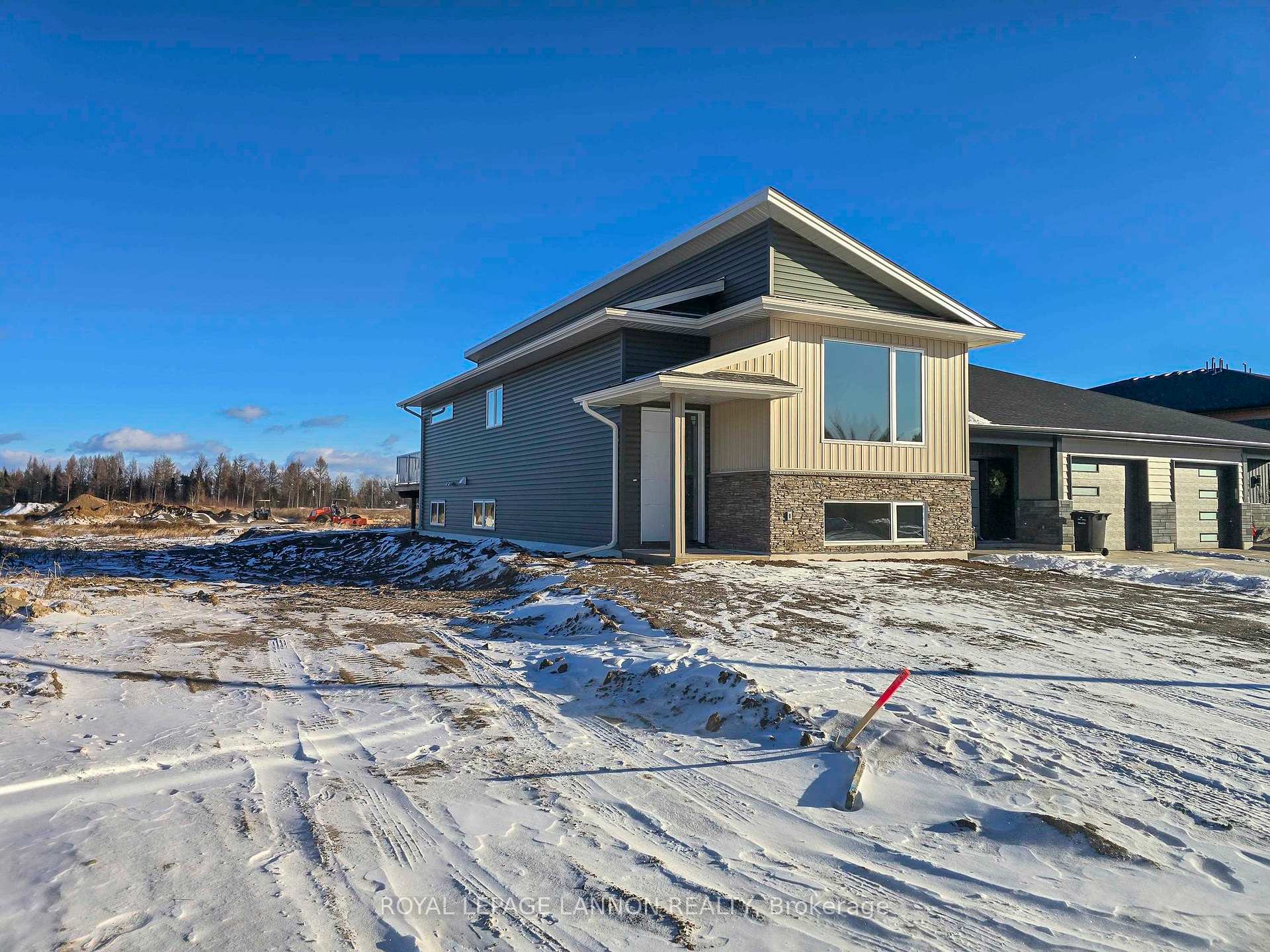 Photo 3 of 202 Bruin Crescent, Thunder Bay, Parkdale — HOMEH
