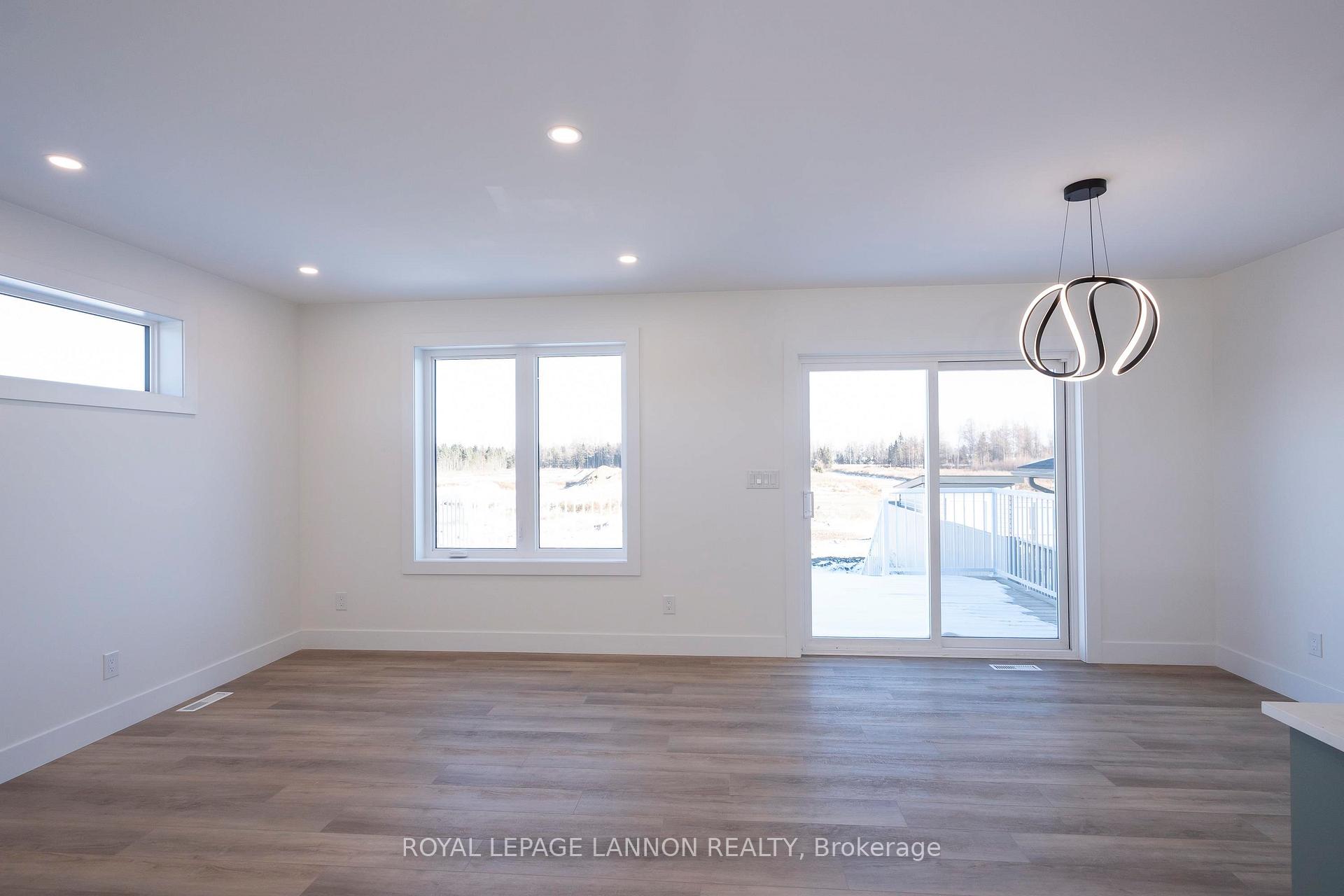 Photo 4 of 202 Bruin Crescent, Thunder Bay, Parkdale — HOMEH