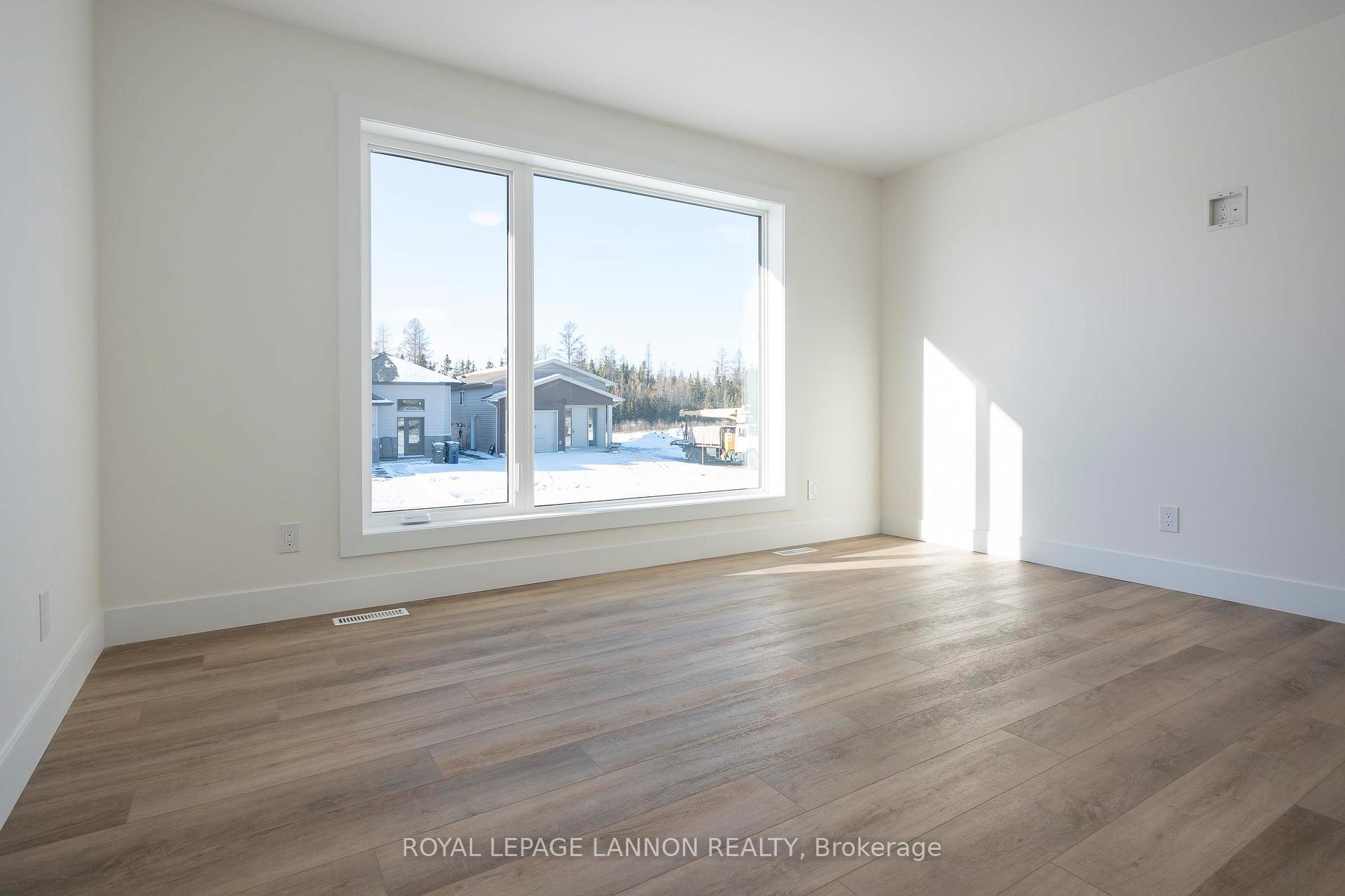 Photo 15 of 202 Bruin Crescent, Thunder Bay, Parkdale — HOMEH