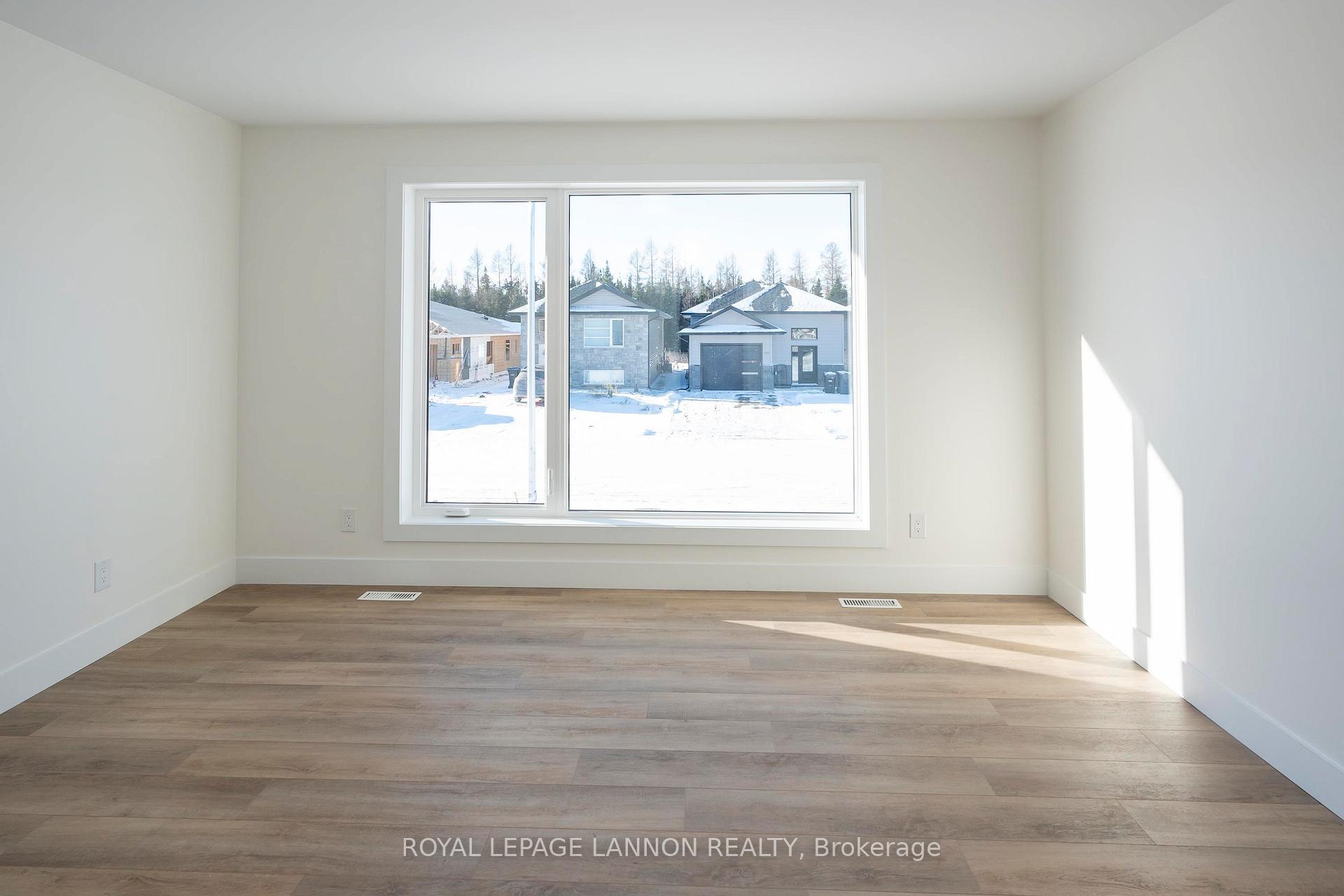 Photo 19 of 202 Bruin Crescent, Thunder Bay, Parkdale — HOMEH