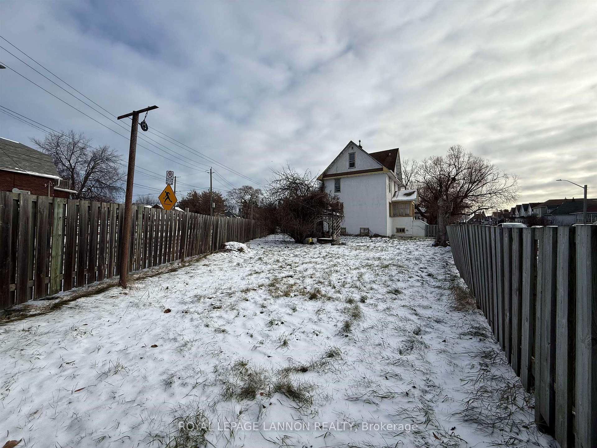 Photo 3 of 327 Robertson Street, Thunder Bay, East End — HOMEH