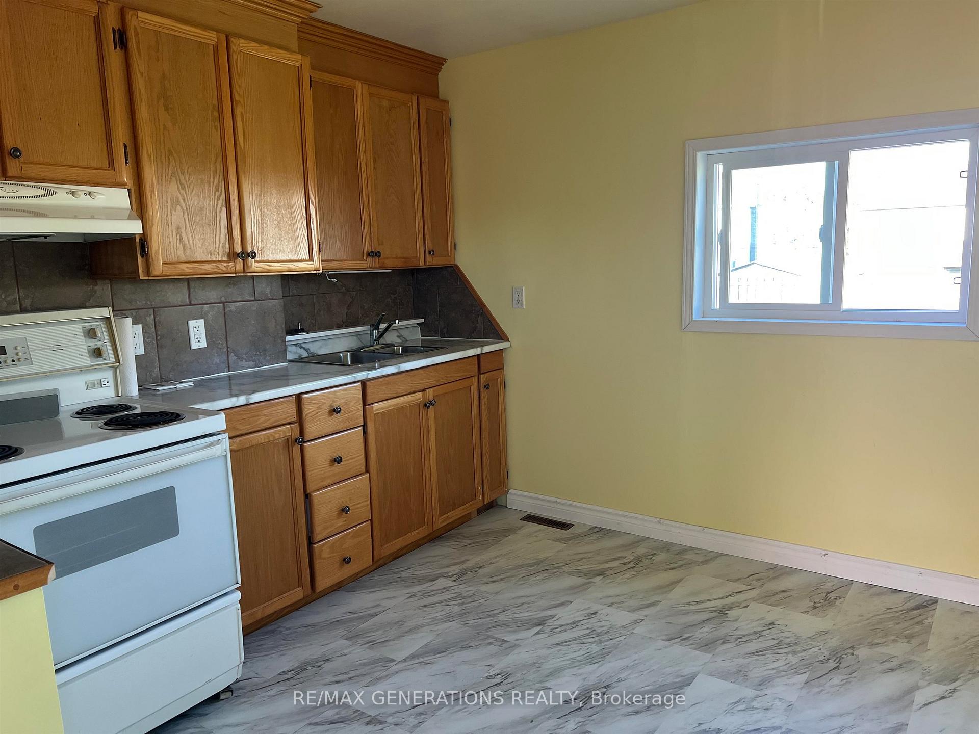 Photo 6 of 10 Howe Street, Marathon — HOMEH