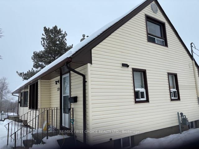 Photo 2 of 235 Strathcona Avenue, Thunder Bay, Current River — HOMEH