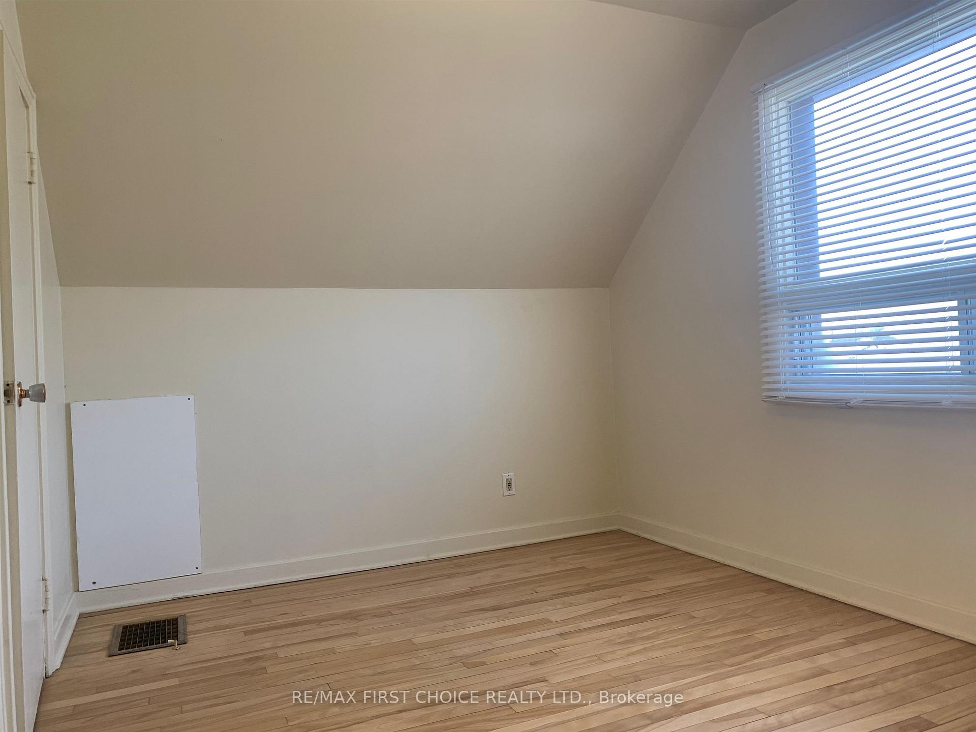 Photo 8 of 235 Strathcona Avenue, Thunder Bay, Current River — HOMEH