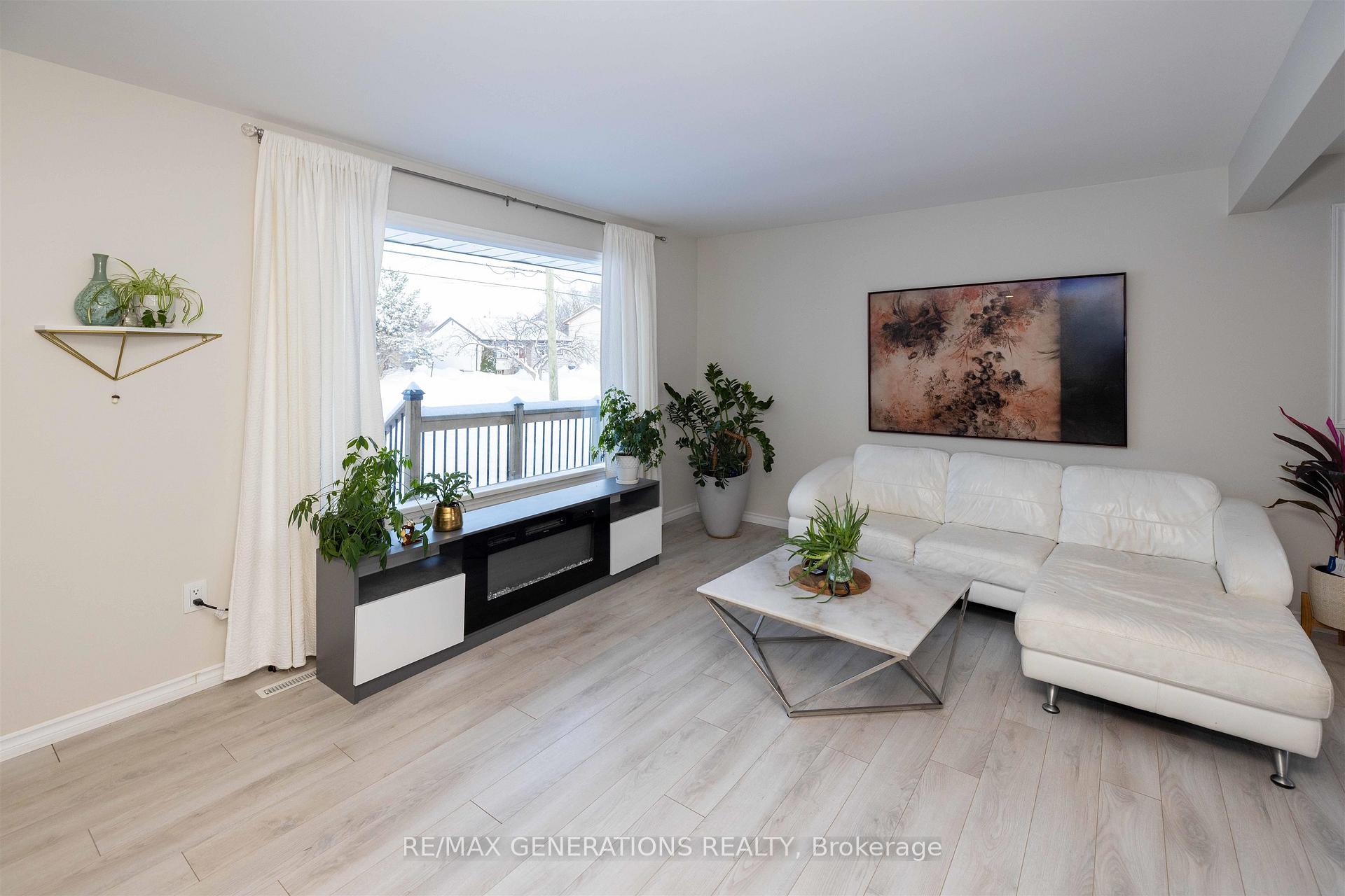 Photo 3 of 587 Faircrest Street, Thunder Bay, West End — HOMEH