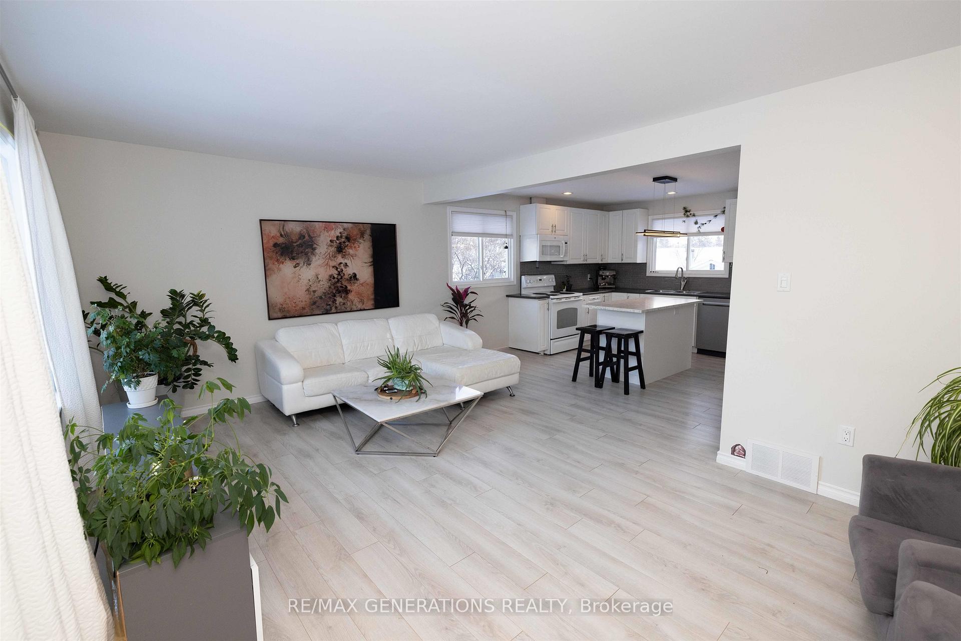 Photo 4 of 587 Faircrest Street, Thunder Bay, West End — HOMEH