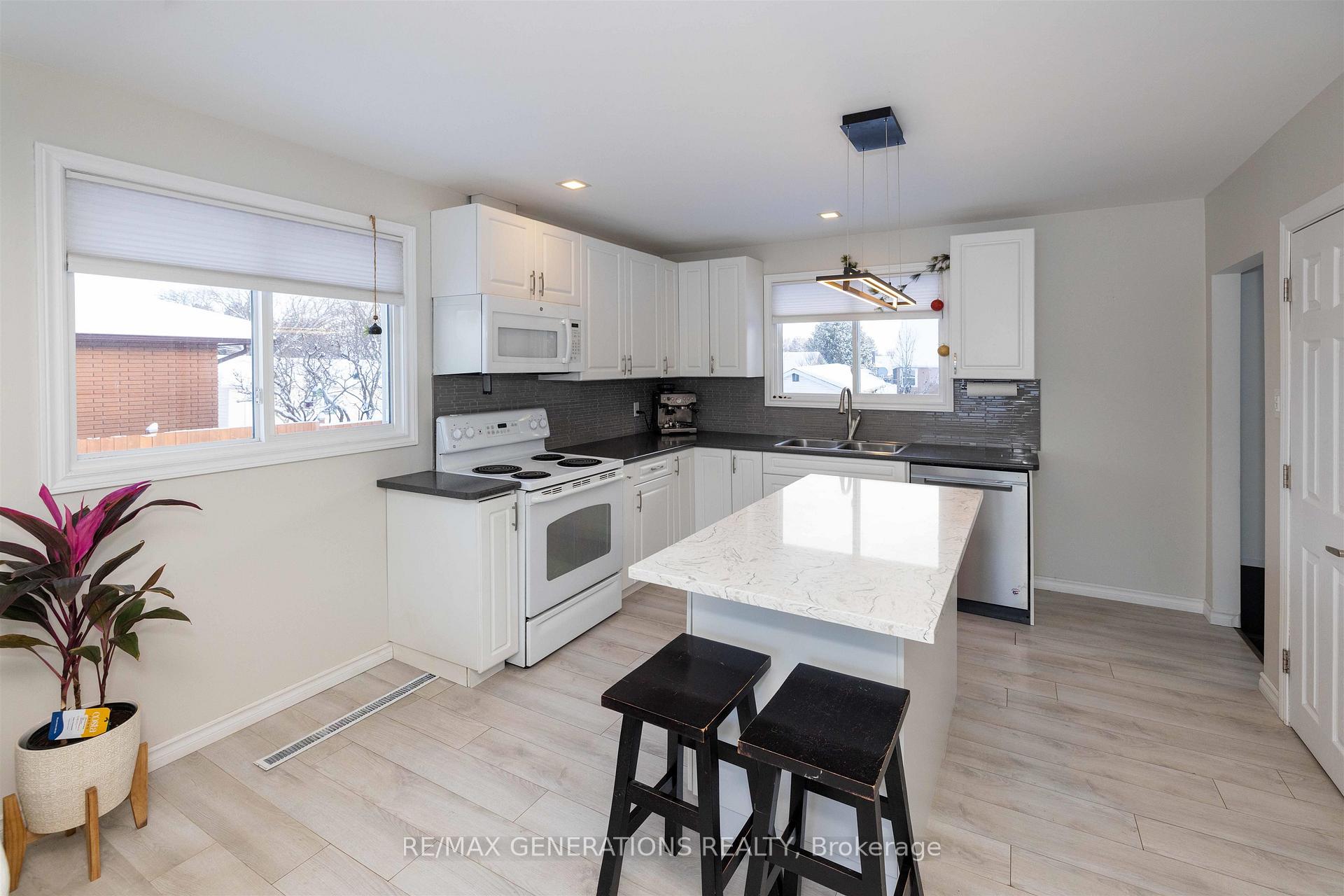 Photo 9 of 587 Faircrest Street, Thunder Bay, West End — HOMEH