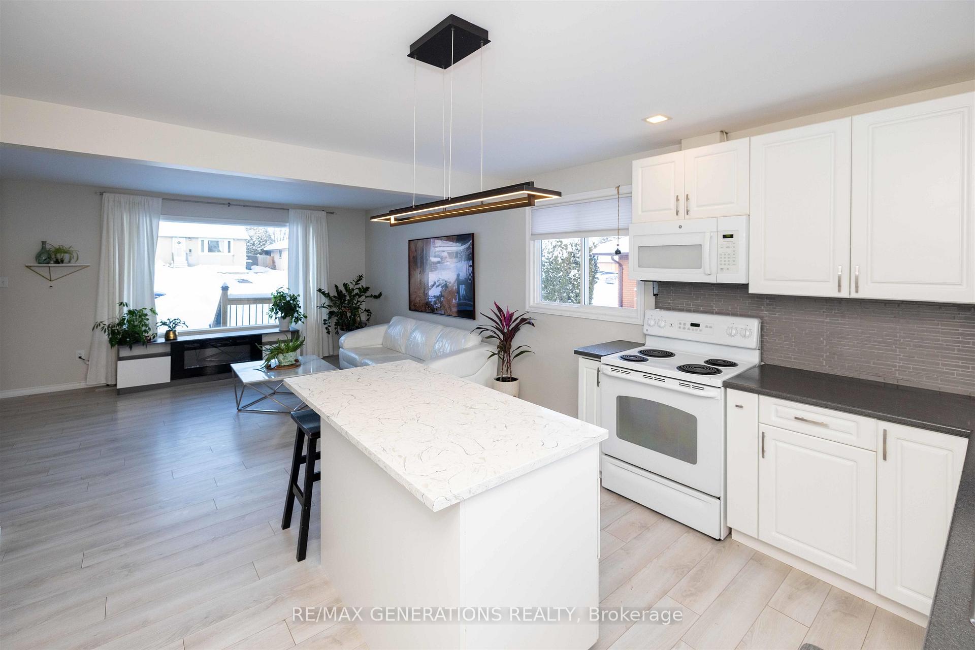 Photo 10 of 587 Faircrest Street, Thunder Bay, West End — HOMEH