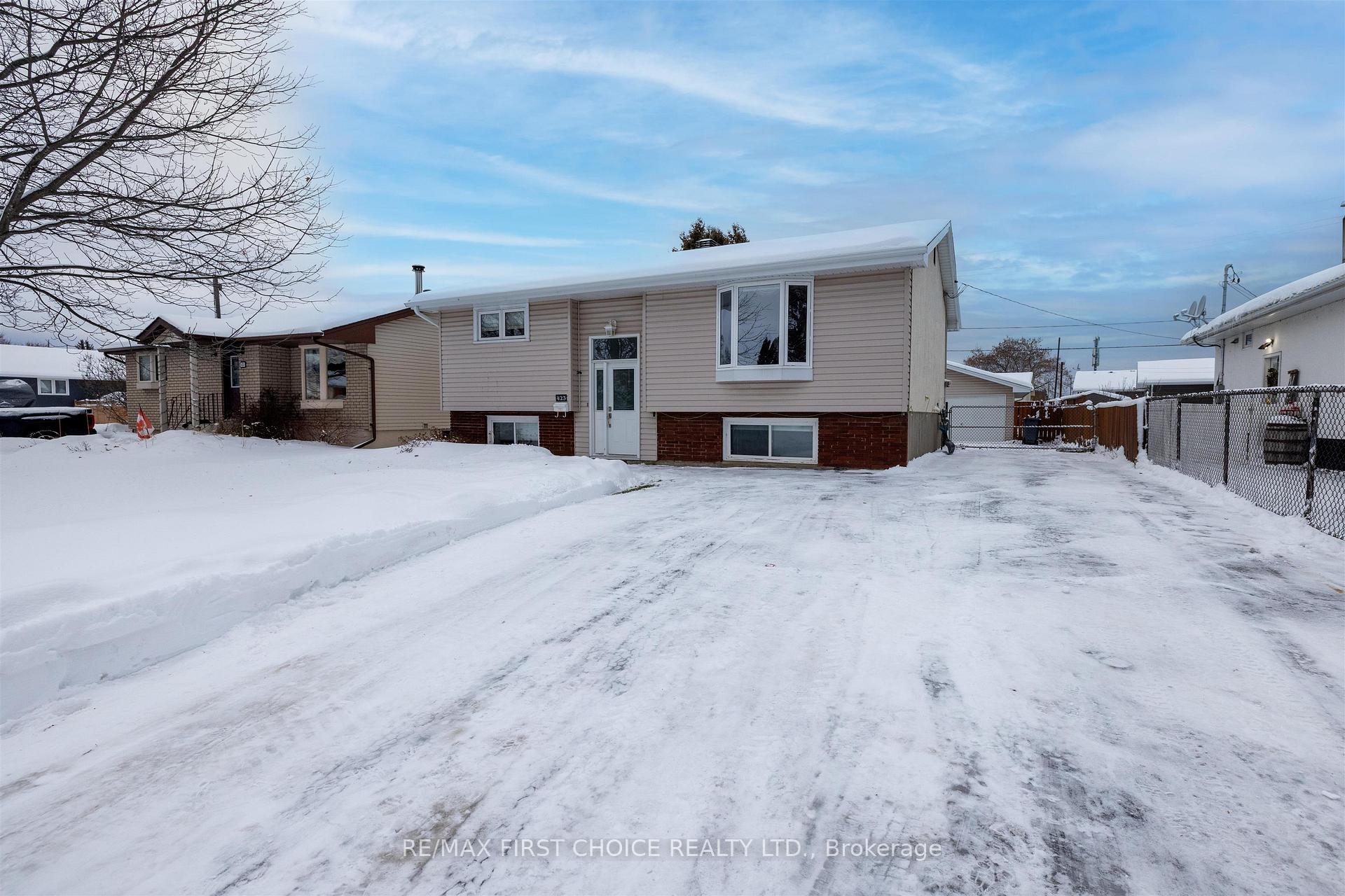 Photo 2 of 423 Westbury Crescent, Thunder Bay, Northwood Park — HOMEH