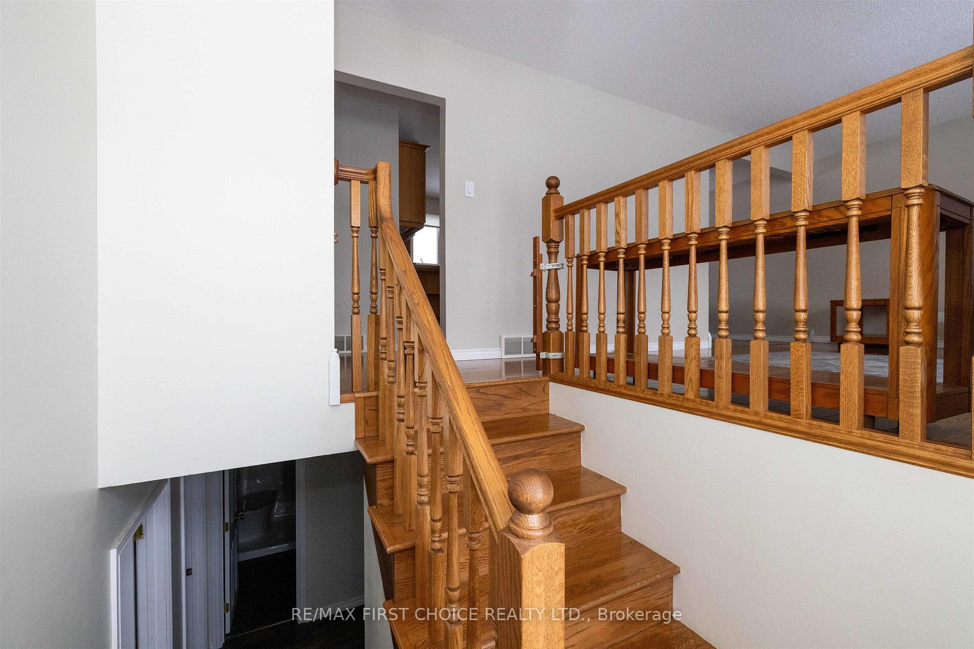 Photo 3 of 423 Westbury Crescent, Thunder Bay, Northwood Park — HOMEH