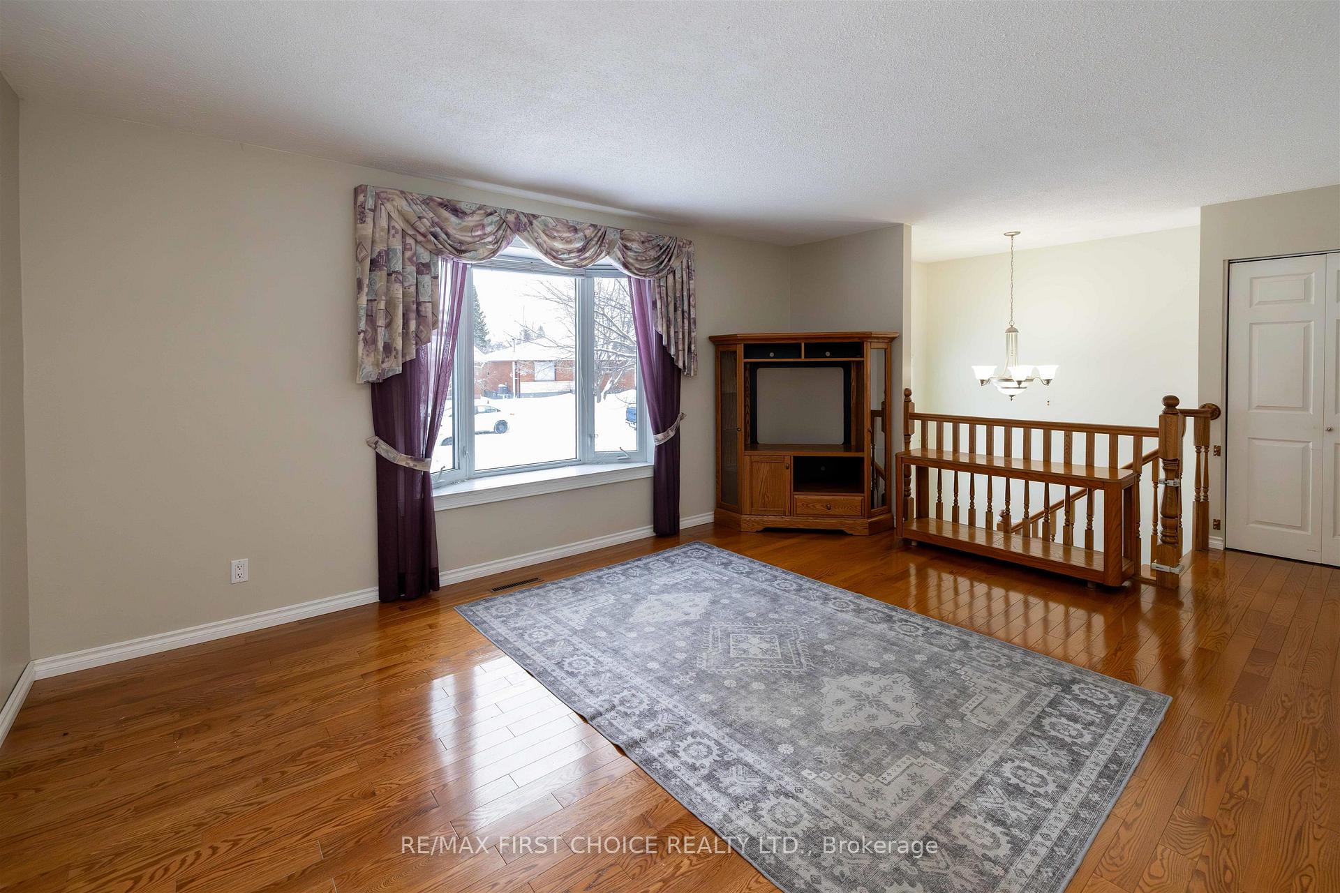 Photo 5 of 423 Westbury Crescent, Thunder Bay, Northwood Park — HOMEH