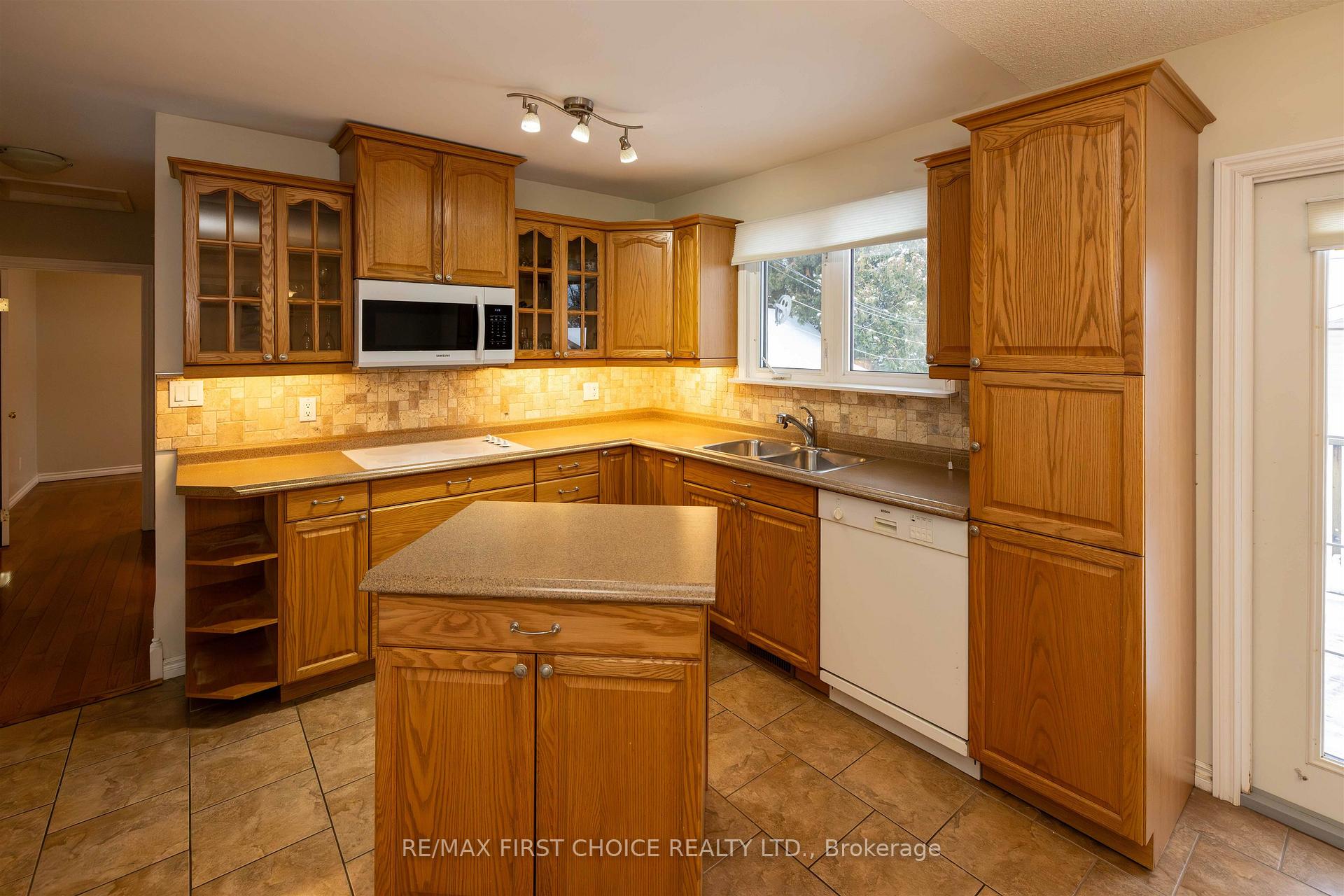 Photo 8 of 423 Westbury Crescent, Thunder Bay, Northwood Park — HOMEH