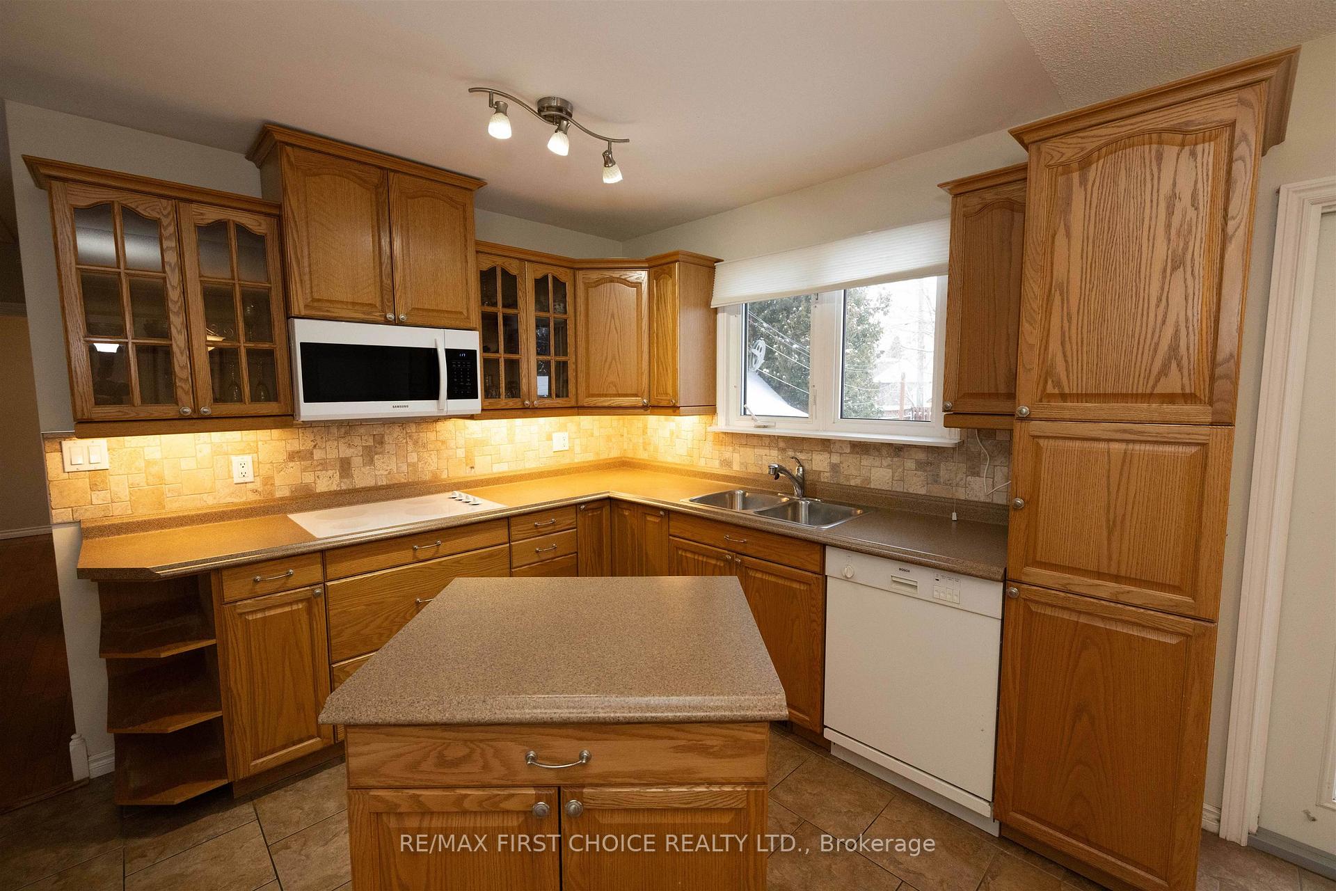 Photo 9 of 423 Westbury Crescent, Thunder Bay, Northwood Park — HOMEH