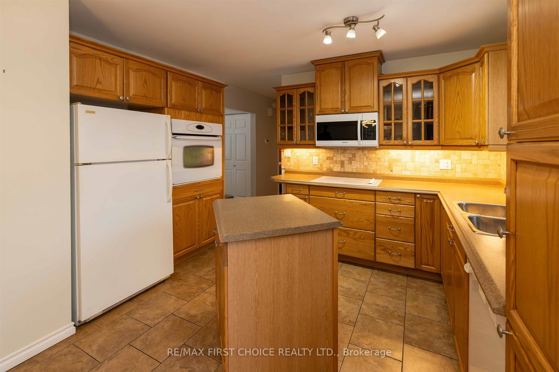 Photo 10 of 423 Westbury Crescent, Thunder Bay, Northwood Park — HOMEH