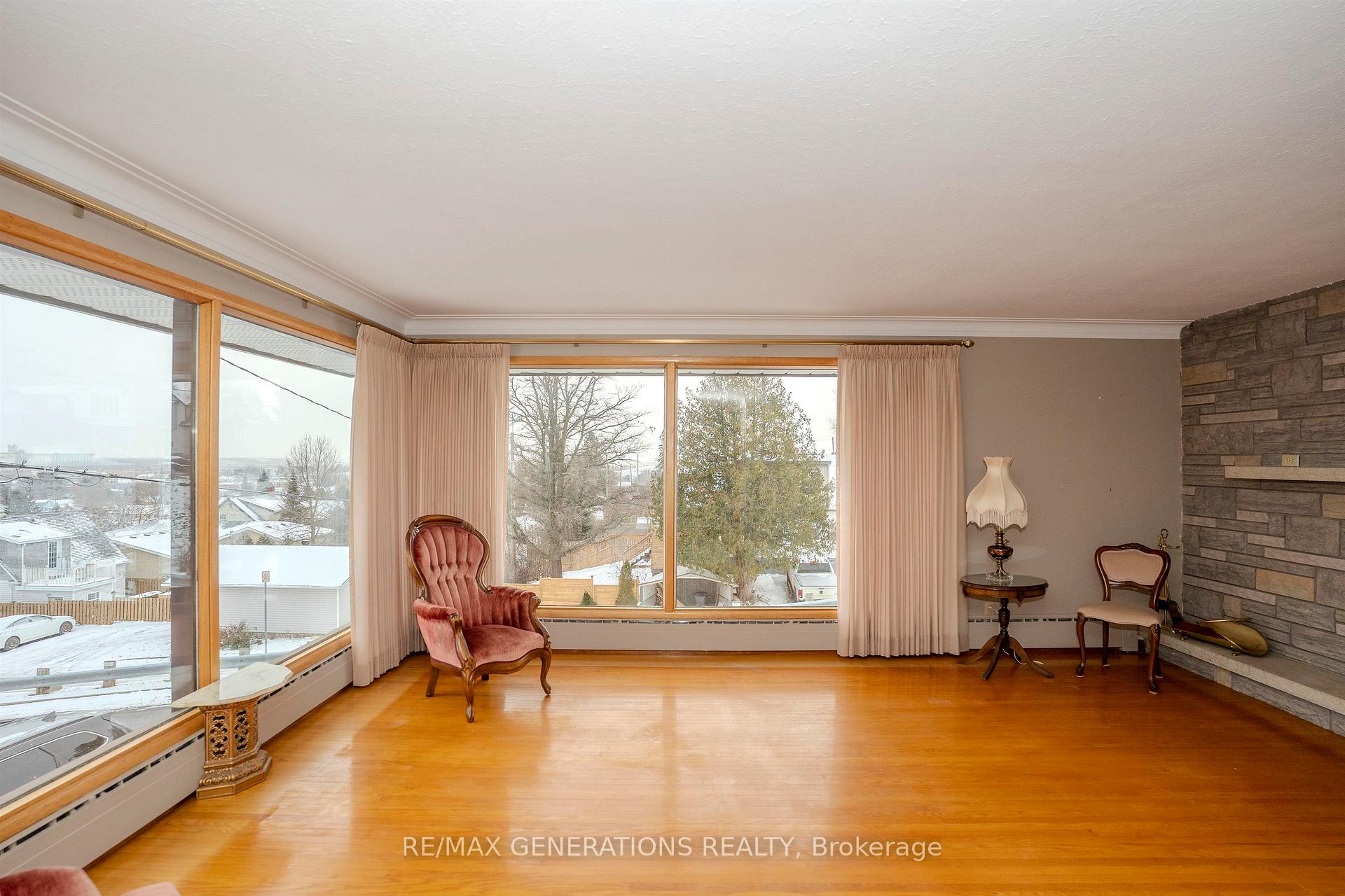 Photo 3 of 193 Summit Avenue, Thunder Bay, Mariday Heights — HOMEH