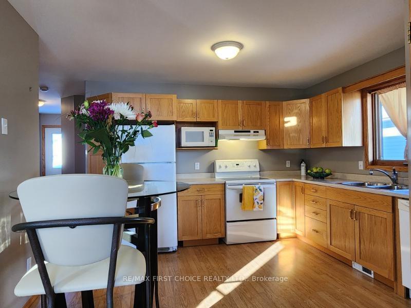 Photo 4 of 735 Porcupine Boulevard, Thunder Bay, Parkdale — HOMEH