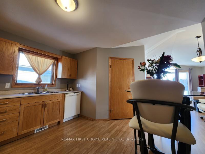 Photo 5 of 735 Porcupine Boulevard, Thunder Bay, Parkdale — HOMEH