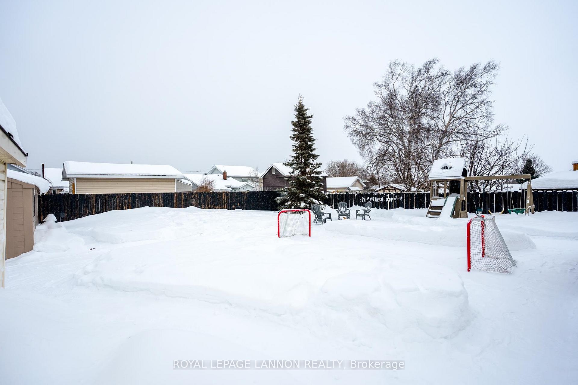Photo 5 of 320 Lillian Street, Thunder Bay, Current River — HOMEH