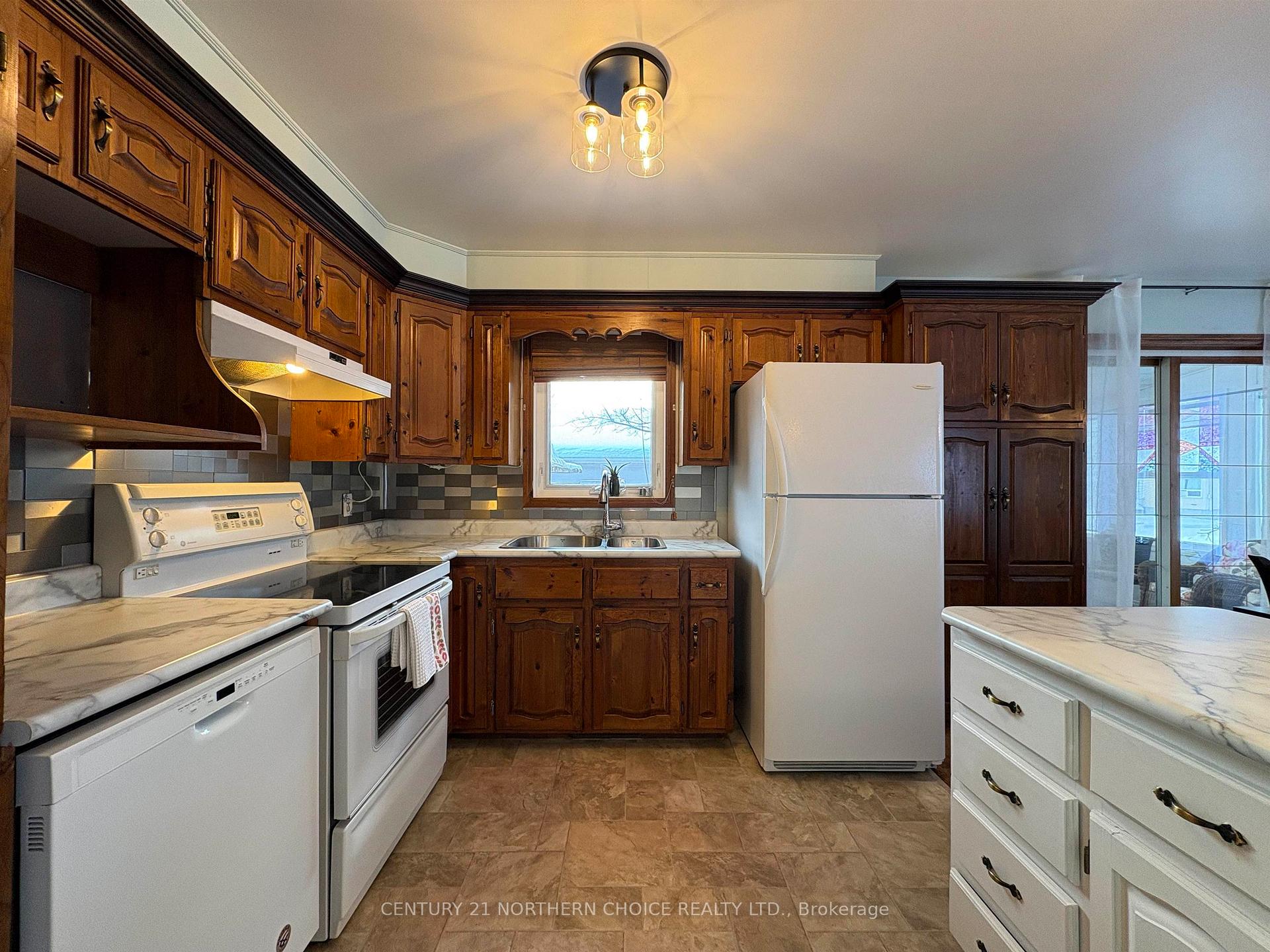 Photo 13 of 558 Elm Avenue, Fort Frances — HOMEH