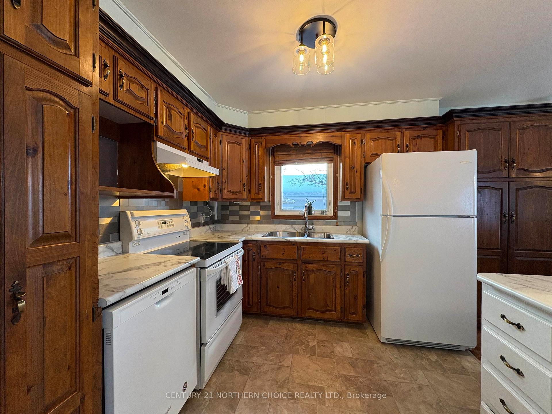 Photo 14 of 558 Elm Avenue, Fort Frances — HOMEH