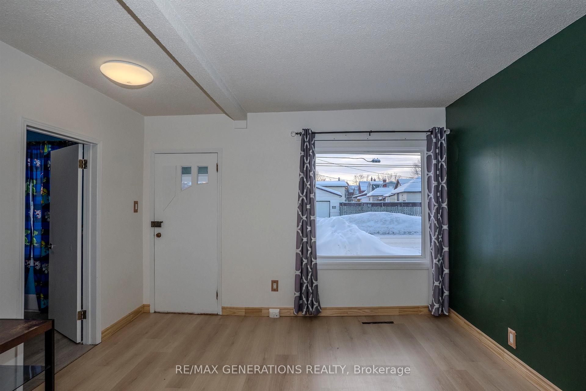 Photo 2 of 1311 Donald Street E, Thunder Bay, McKeller Park — HOMEH